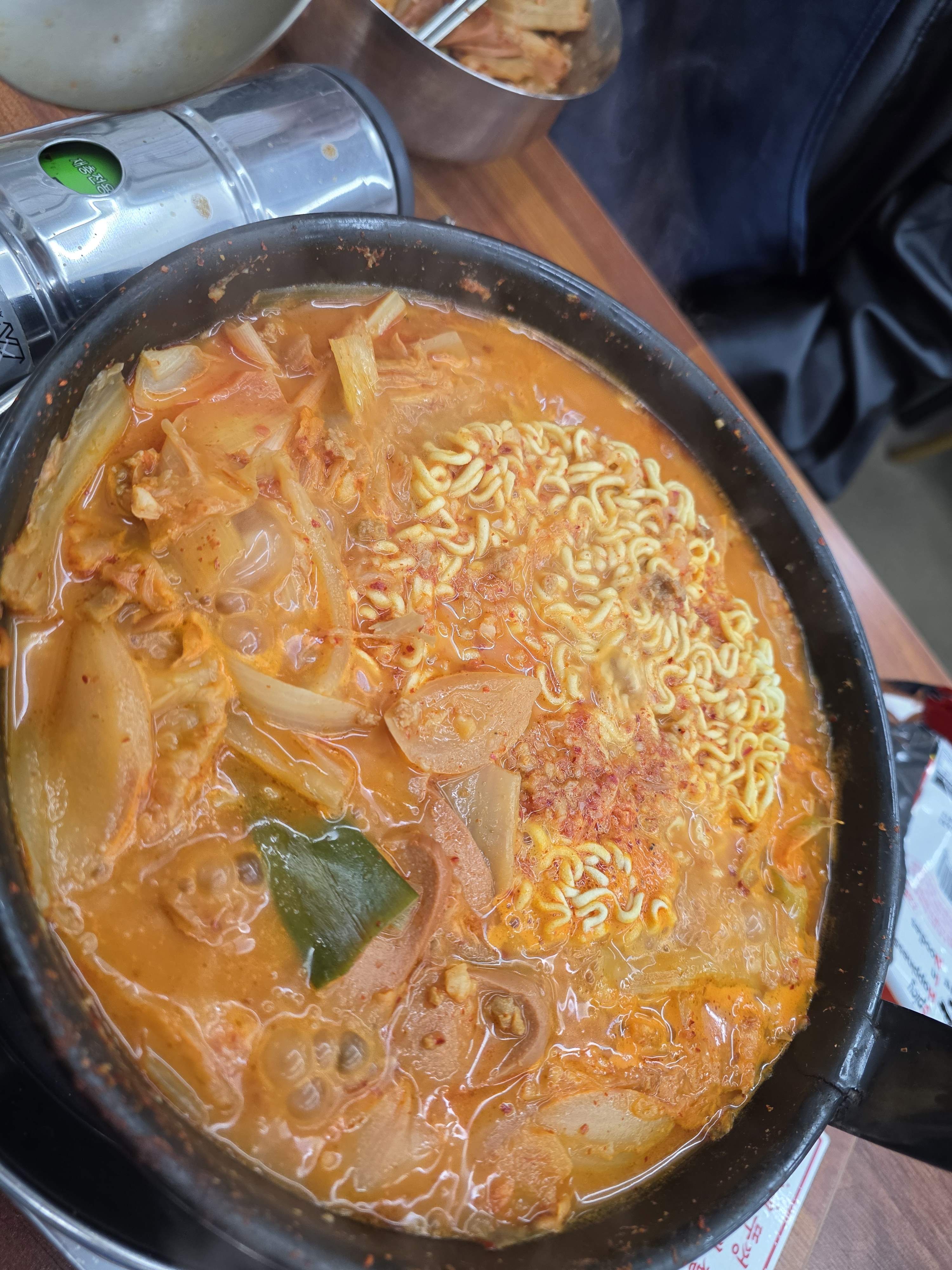 끓고 있는 부대찌개의 모습. 라면사리가 면발을 뽐내고 있습니다.
