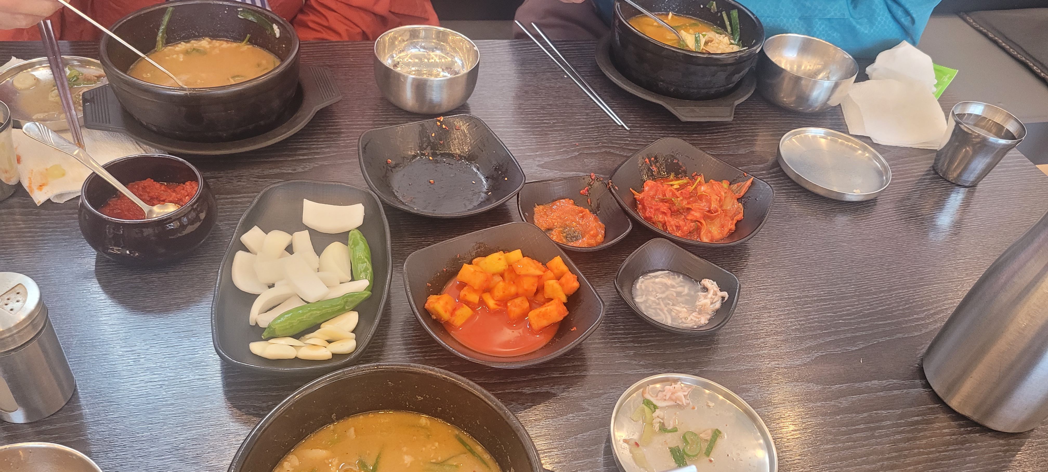 다양한 반찬과 함께 차려진 푸짐한 한상차림