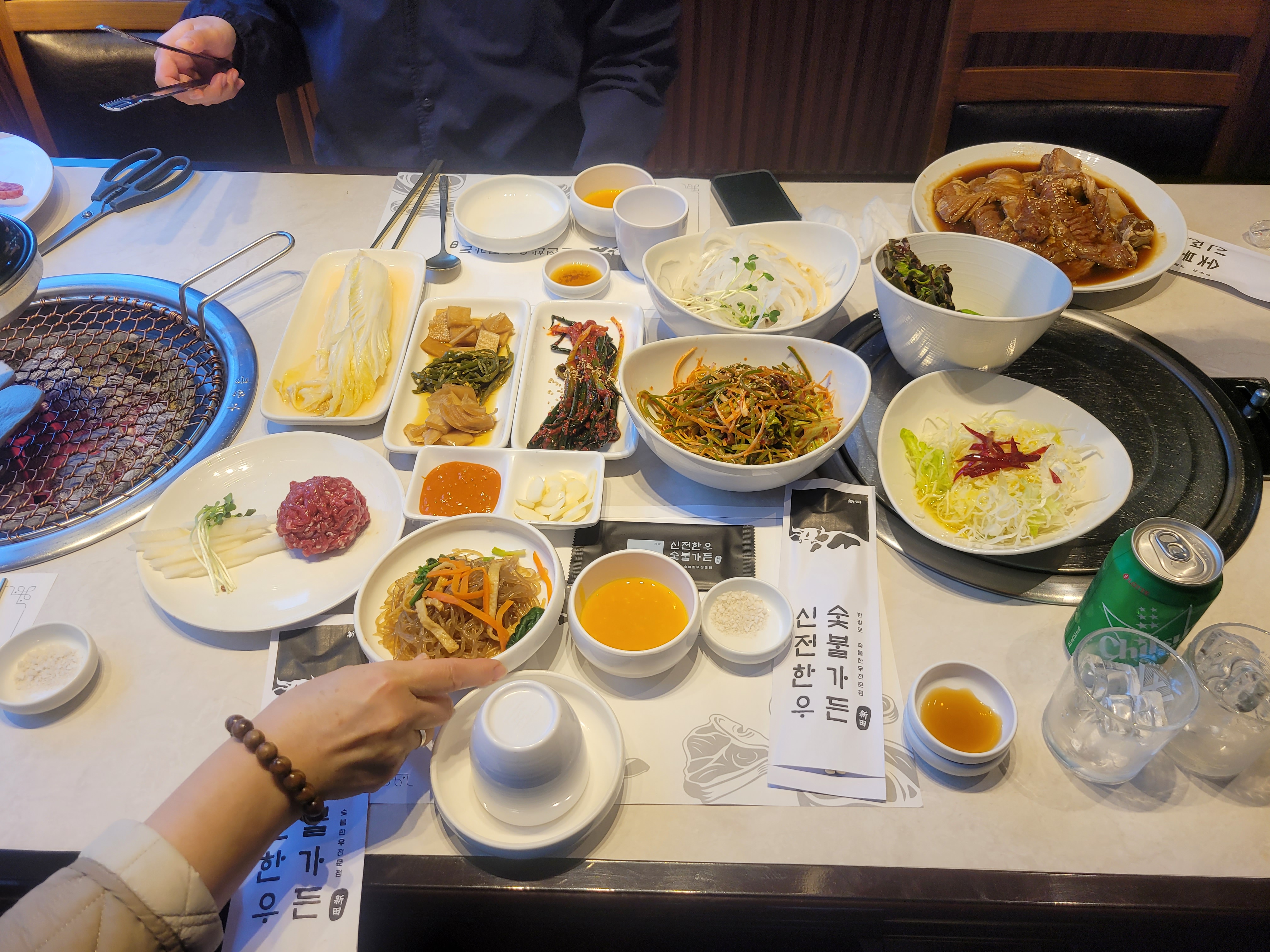 테이블 가득 차려진 음식들