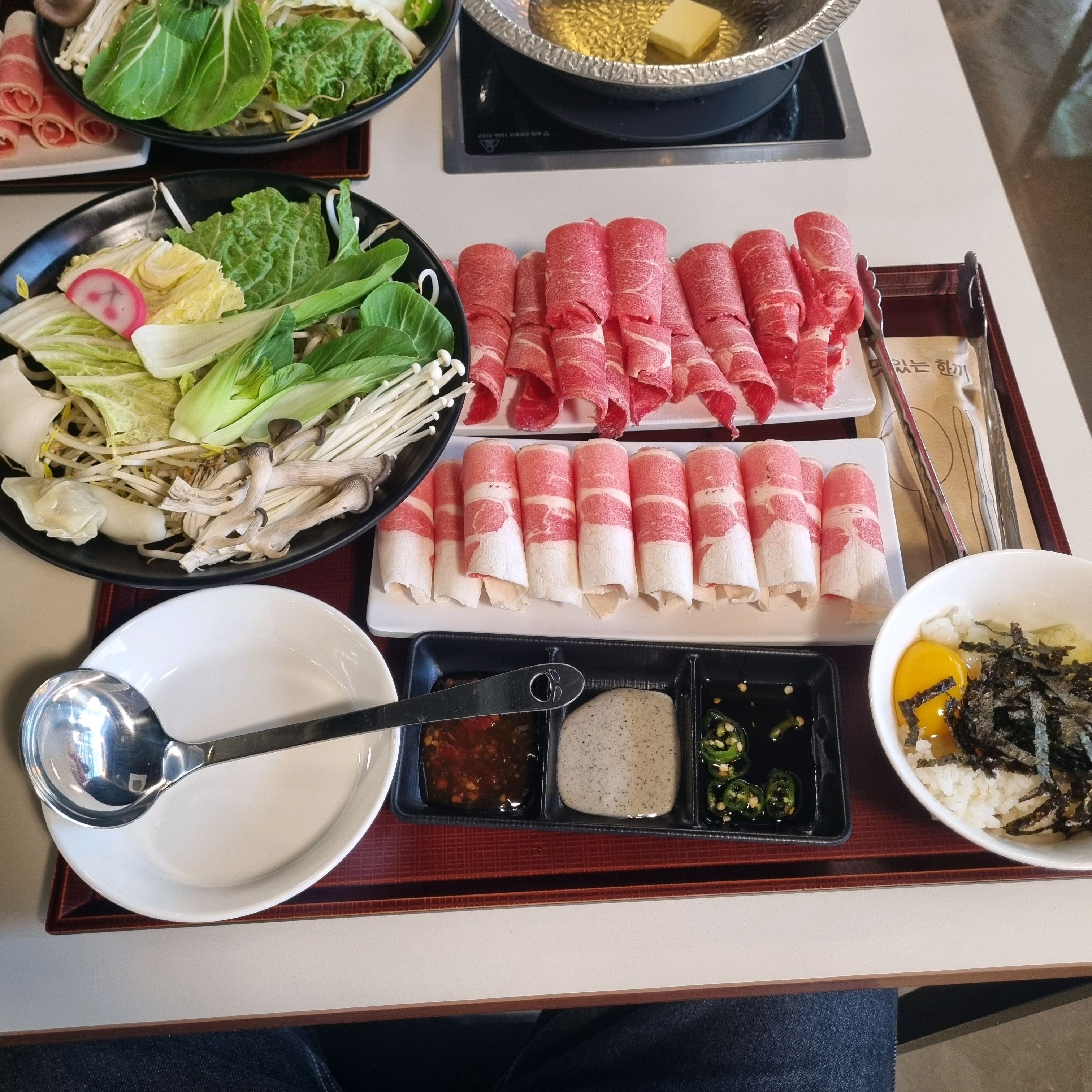 먹음직스러운 샤브샤브 고기와 채소