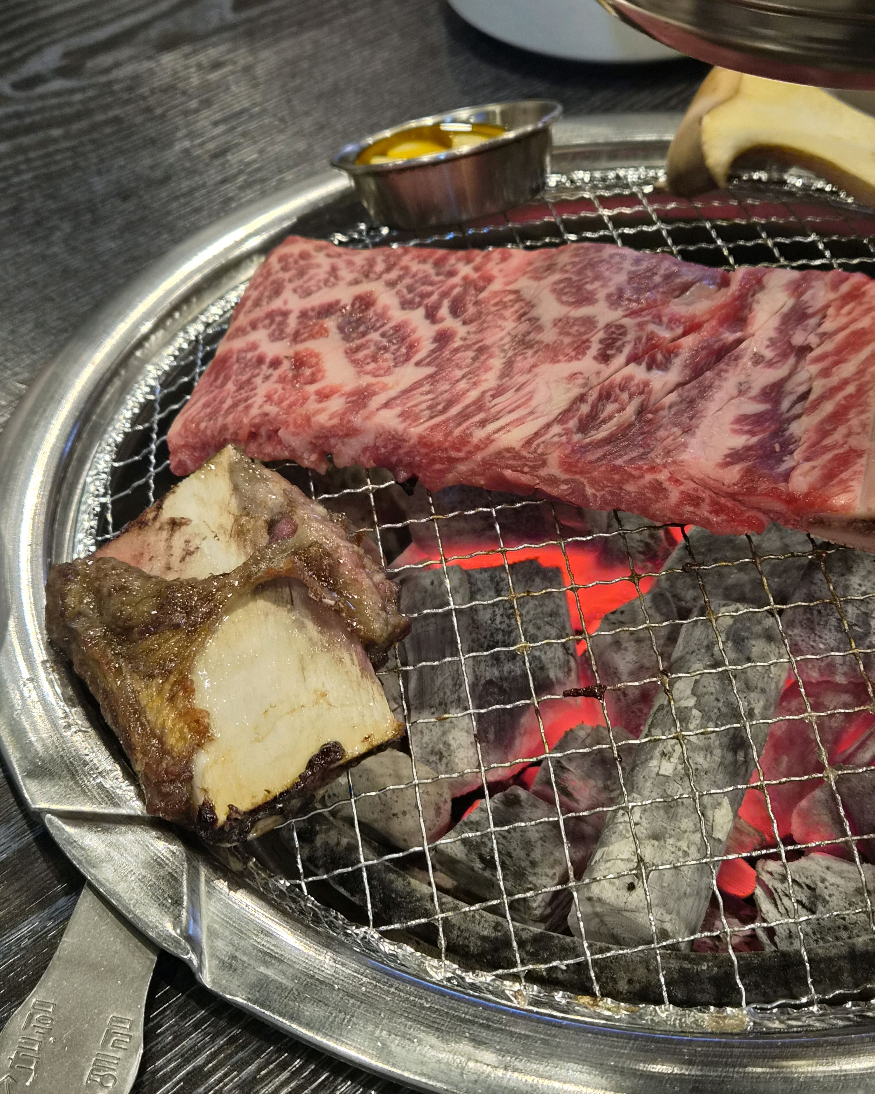 다양한 메뉴가 준비된 식탁 풍경