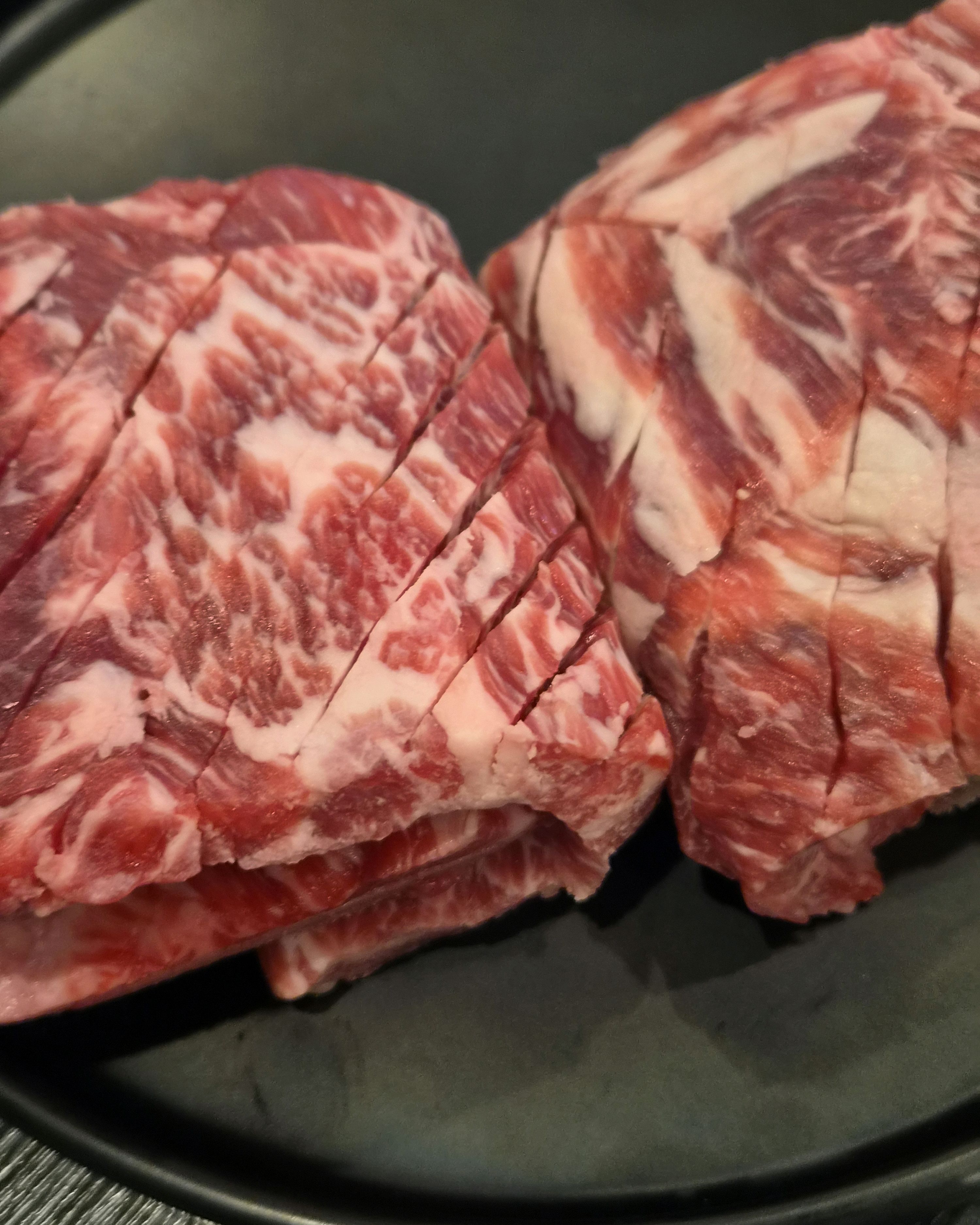 준비된 고기 한 점을 집고 있는 모습