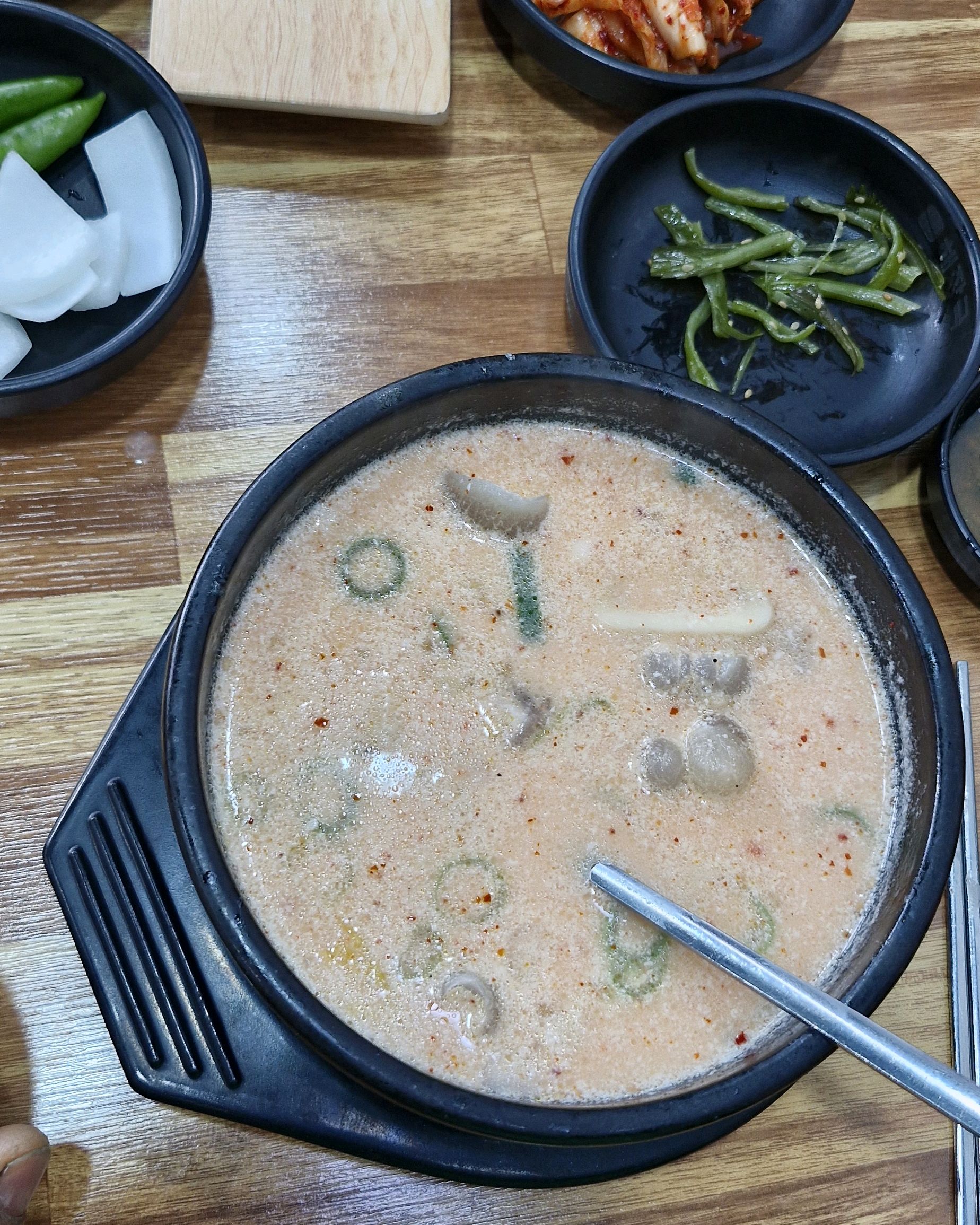 깔끔하게 비워진 해장국 그릇