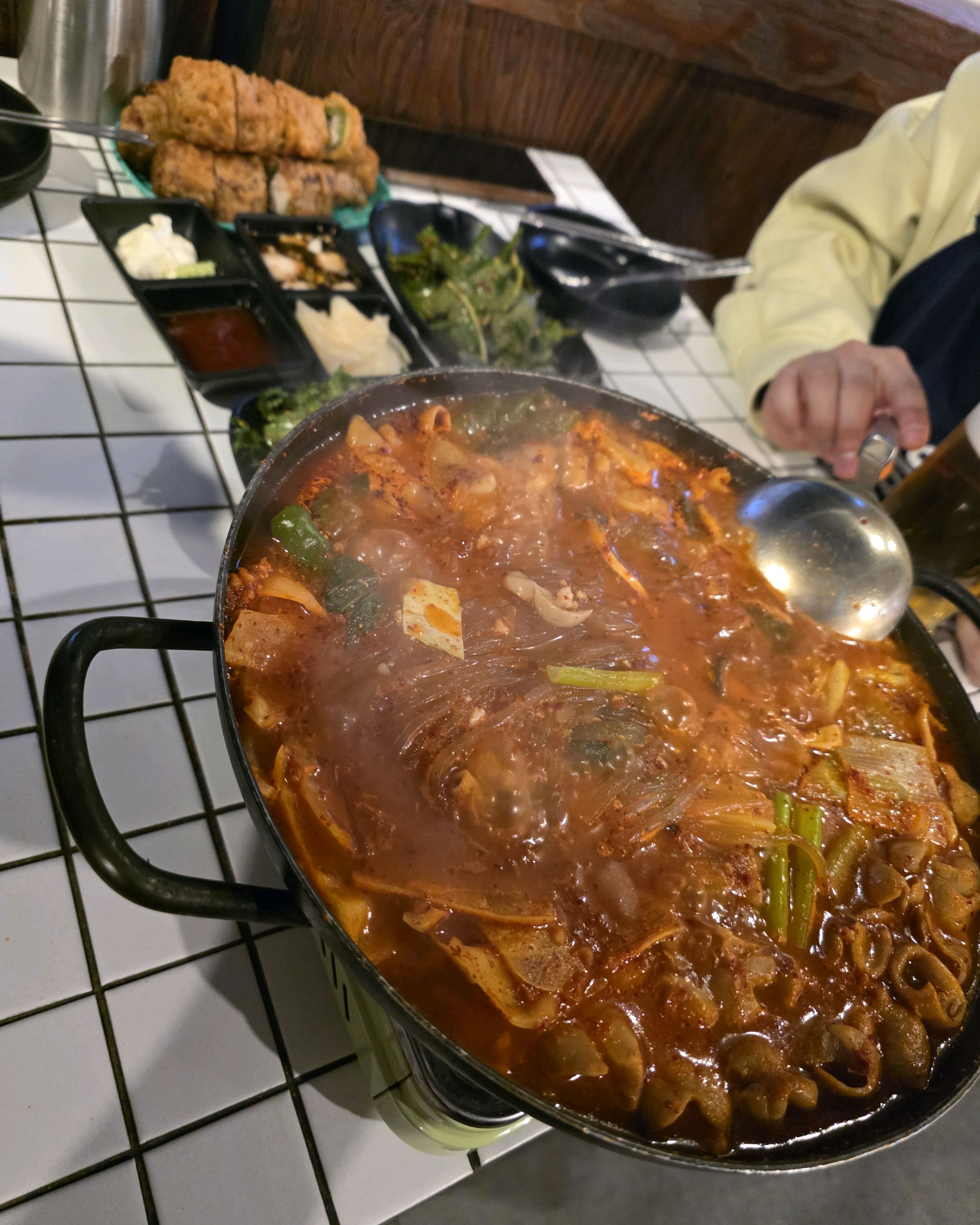 전골 냄비와 곁들임 반찬들