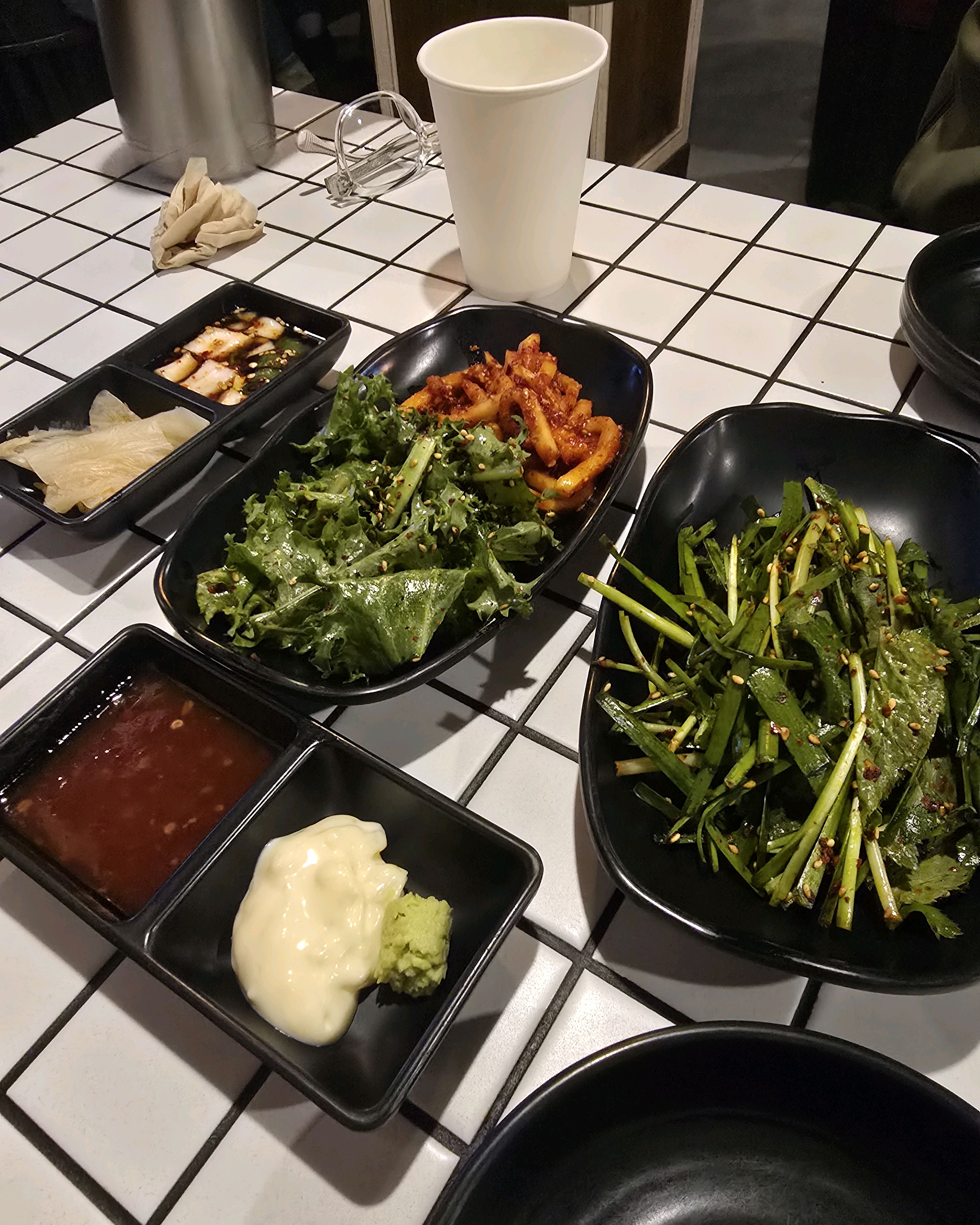 테이블 위에 차려진 다양한 반찬들