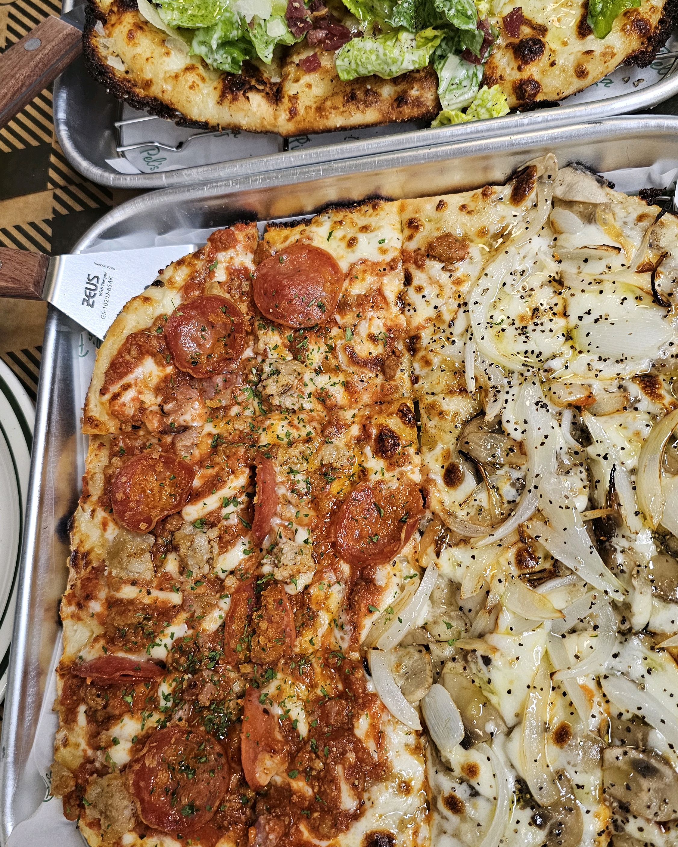 반반 피자의 근접 촬영