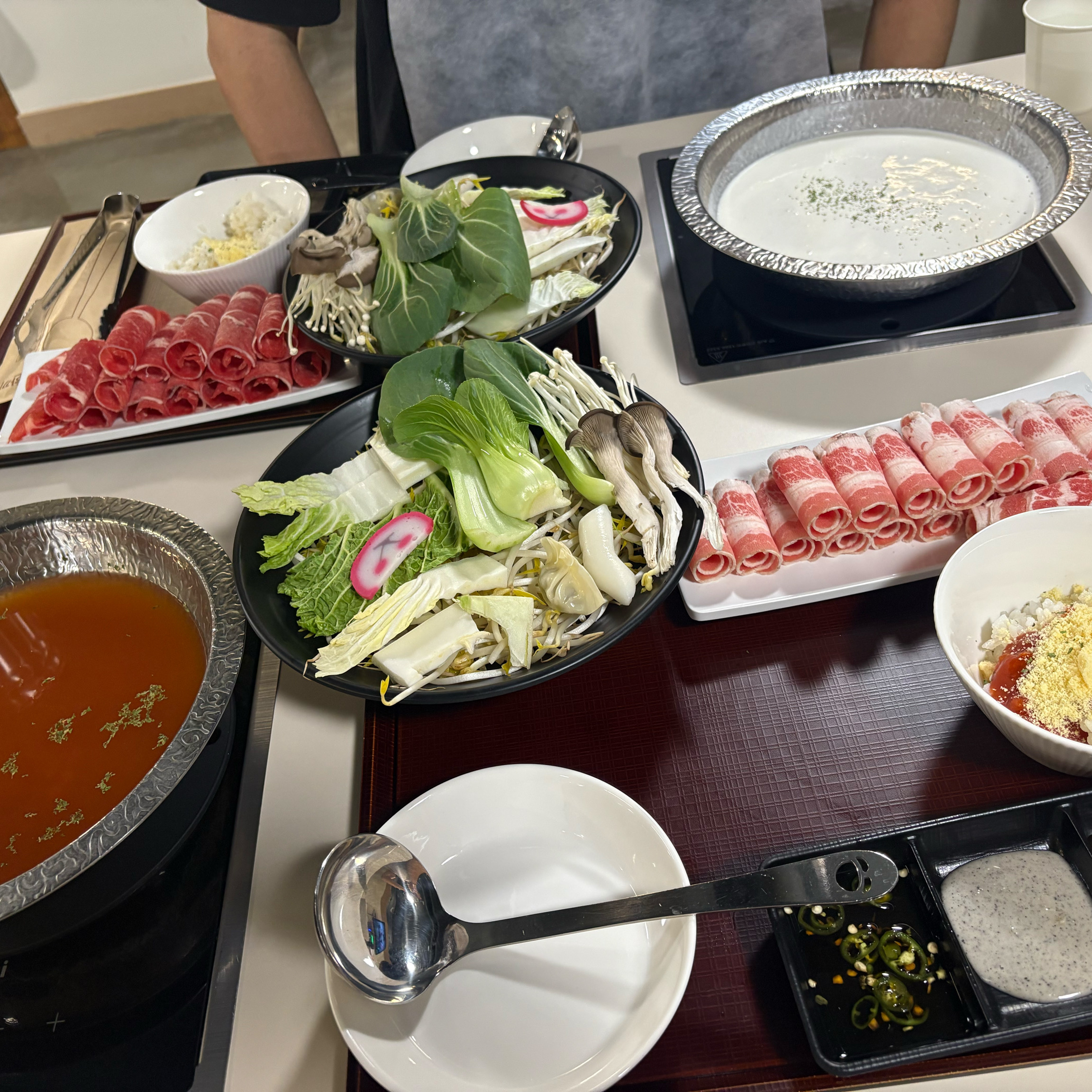 푸짐하게 차려진 샤브샤브 한상차림