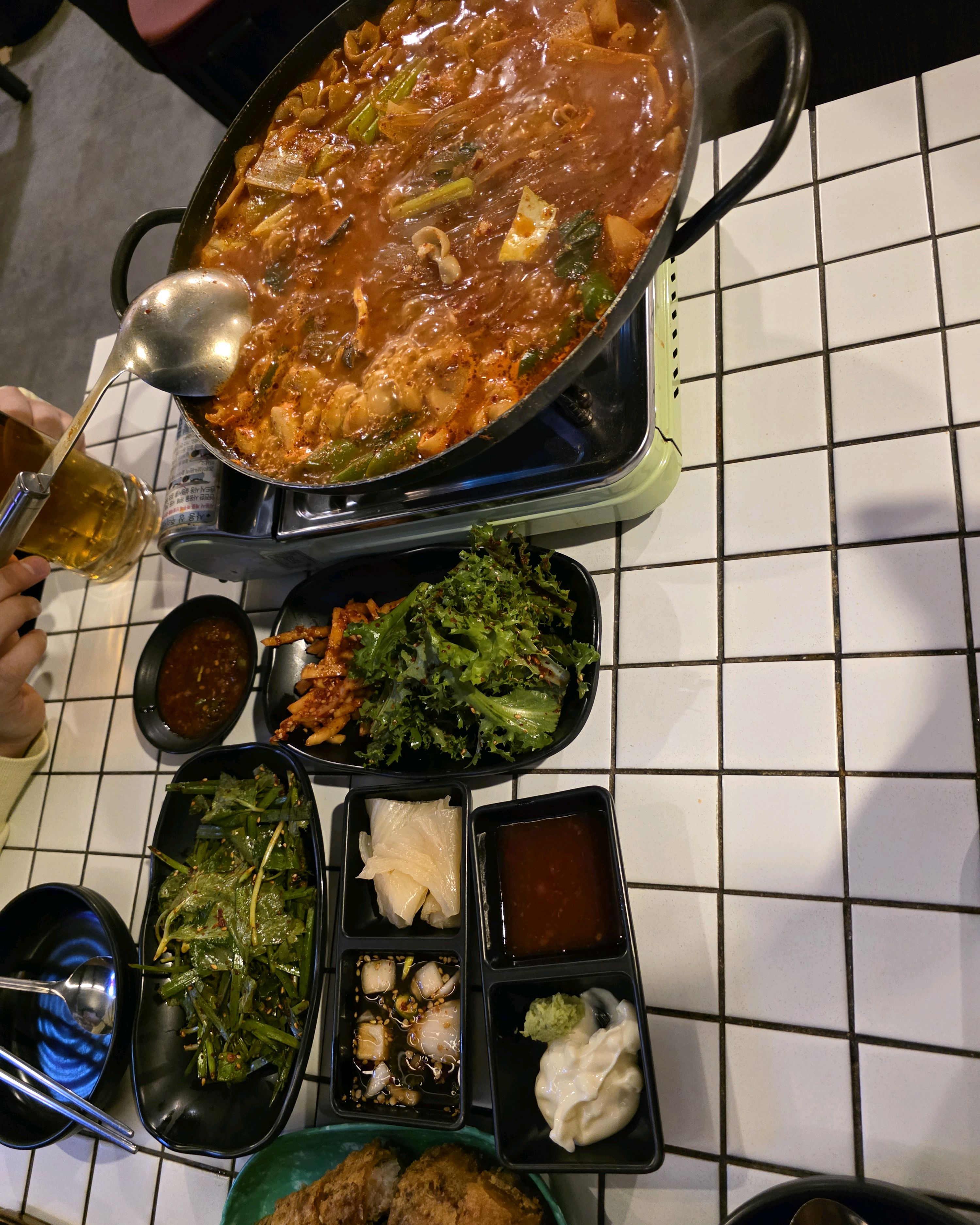 잘 볶아진 볶음밥이 냄비에 담겨 있다.