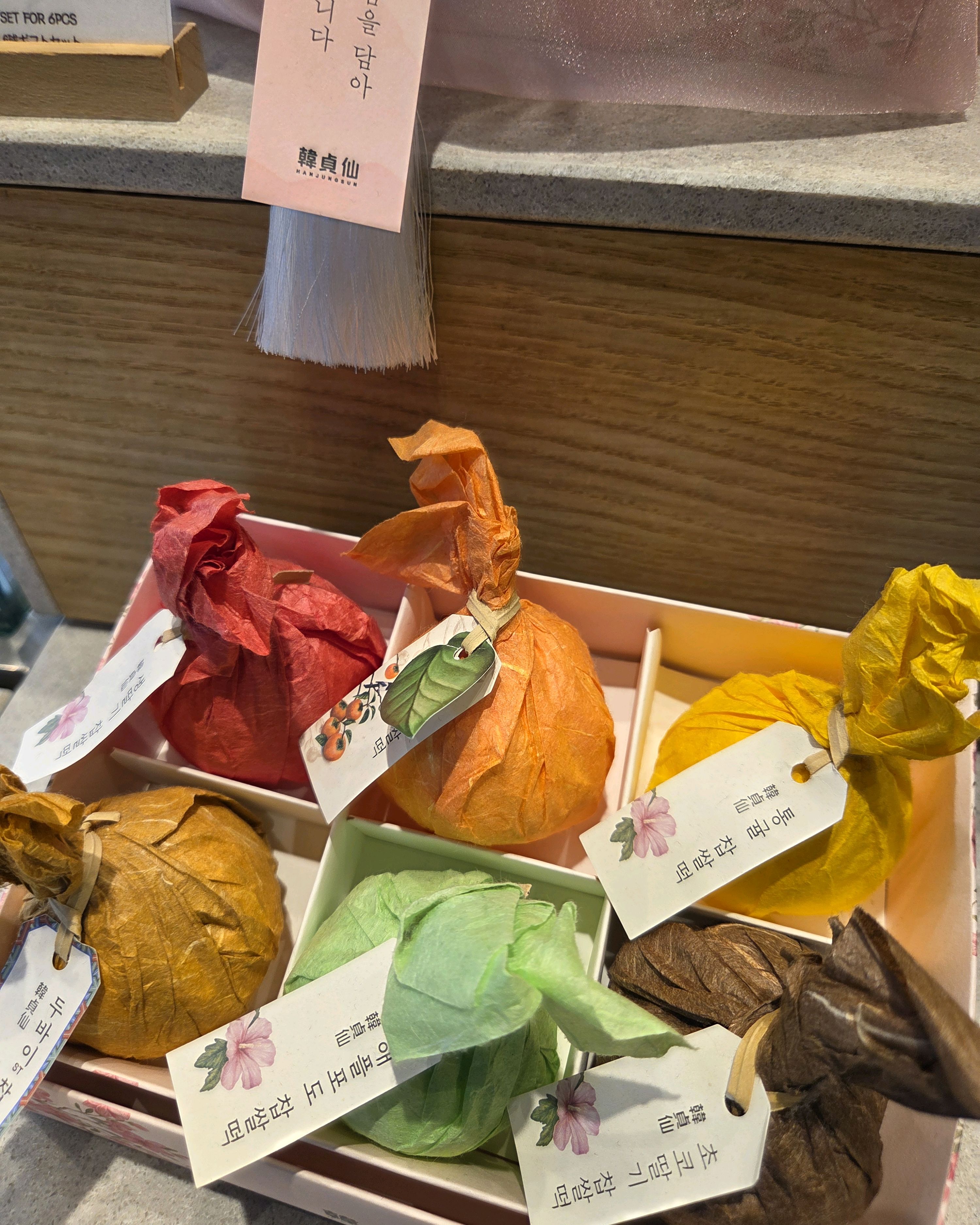 다양한 색상으로 포장된 찹쌀떡