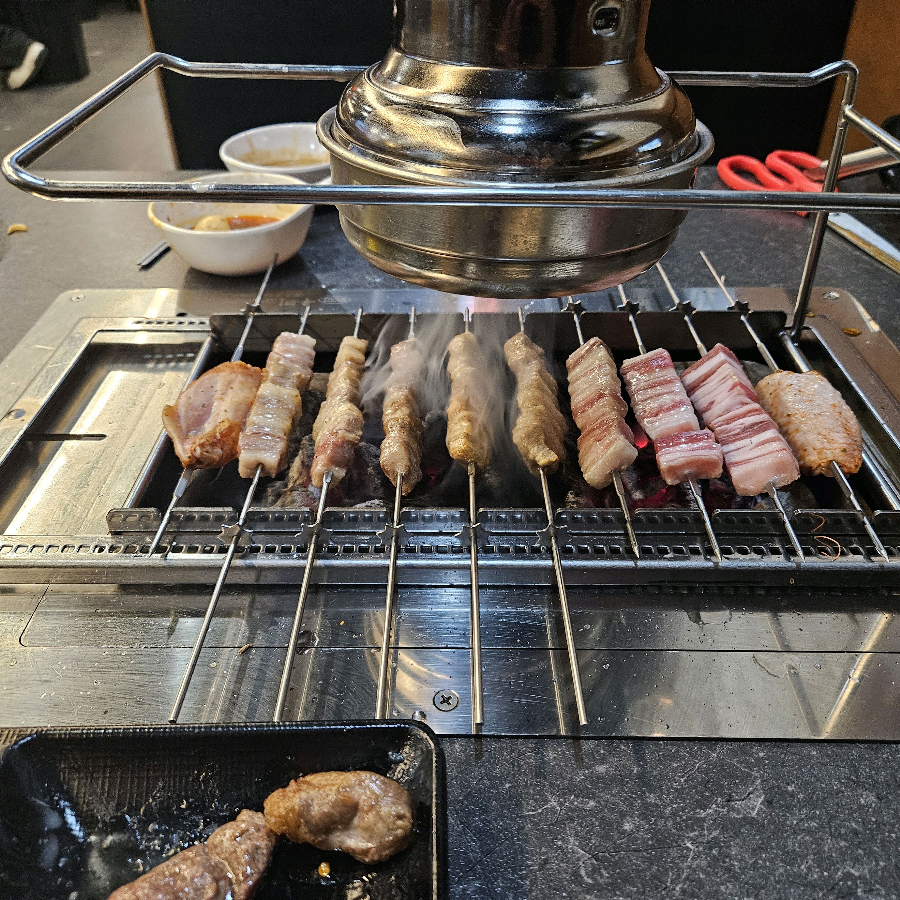 다양한 꼬치가 숯불 위에서 익어가는 모습