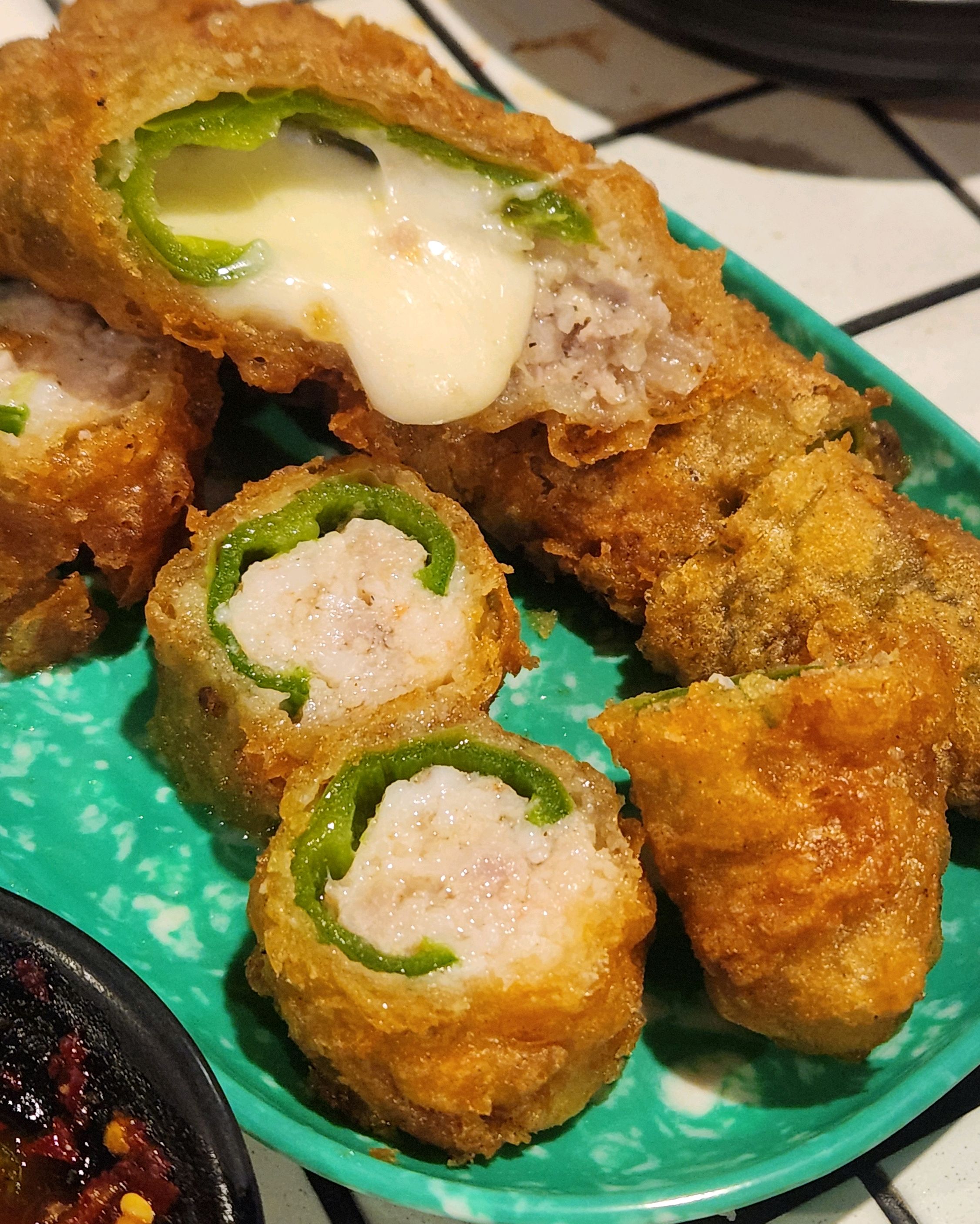 속이 꽉 찬 고추튀김 단면. 치즈가 녹아내리고 있다.