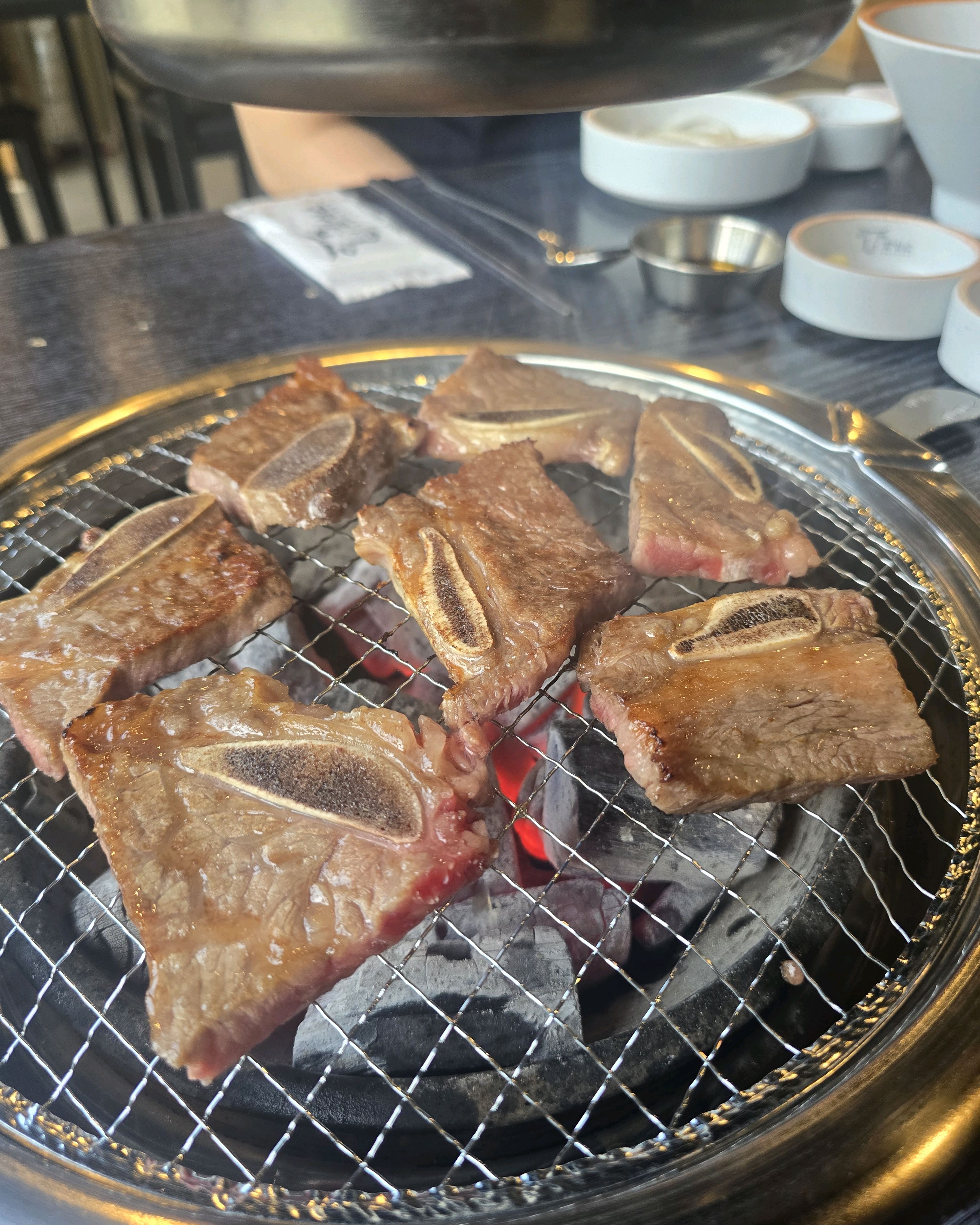 새하얀 밥이 담긴 놋그릇