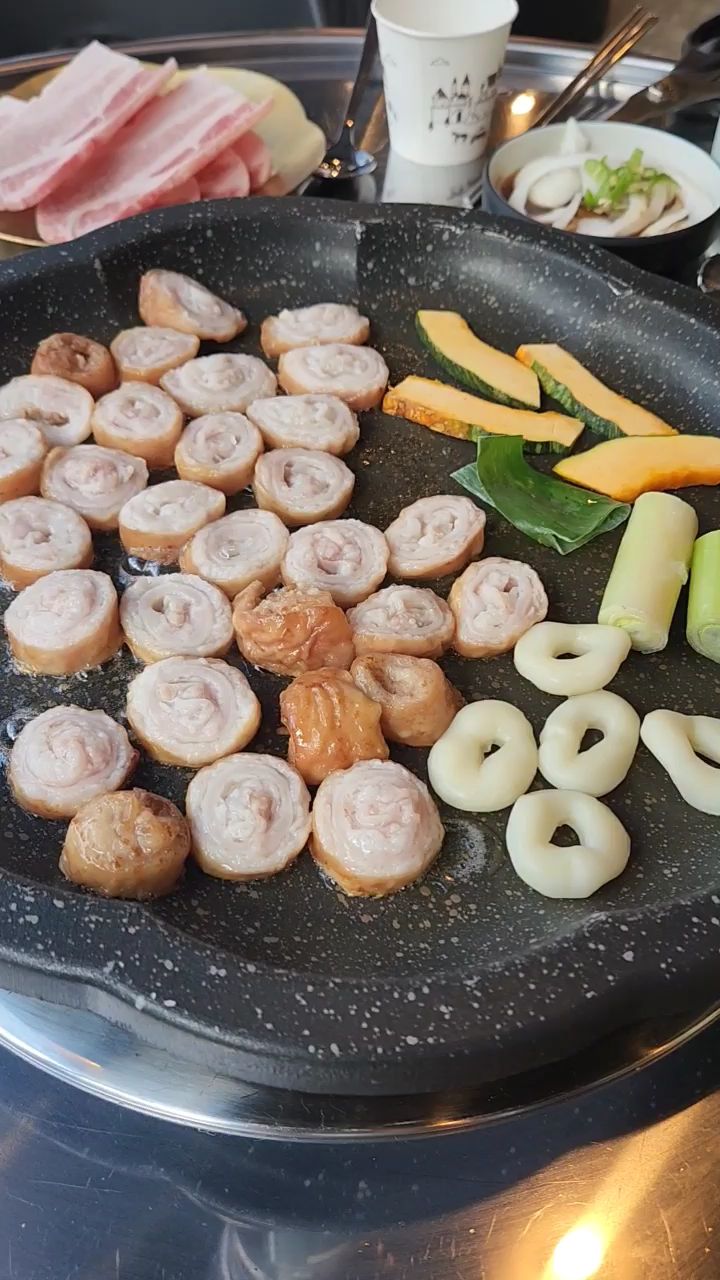 다양한 메뉴가 함께 준비된 모습