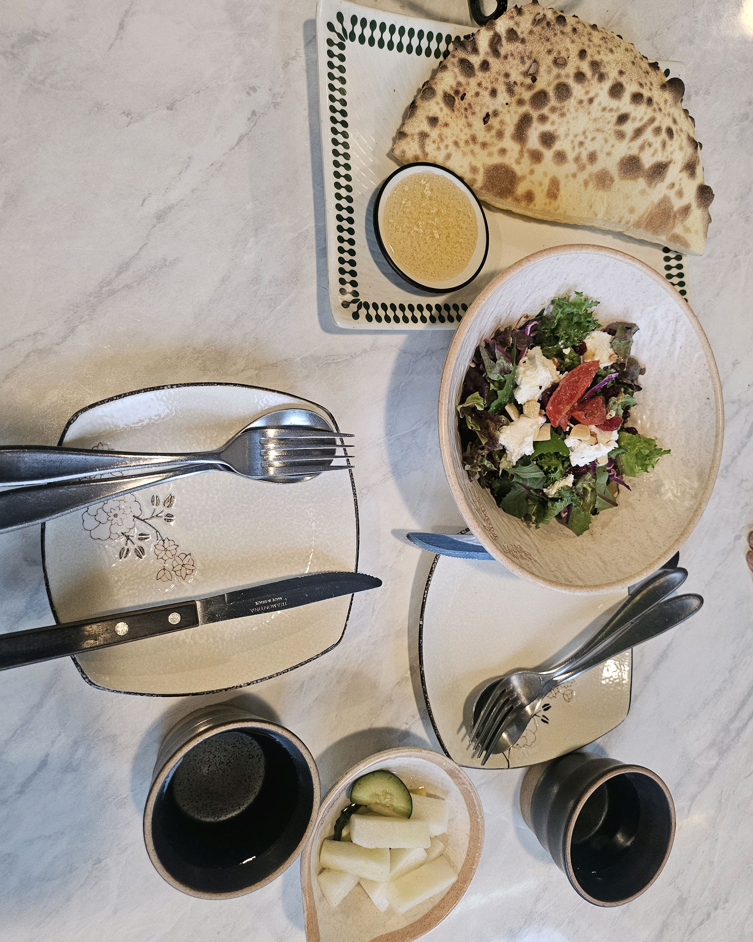 두 가지 맛의 피자가 반반씩 담긴 피자 사진