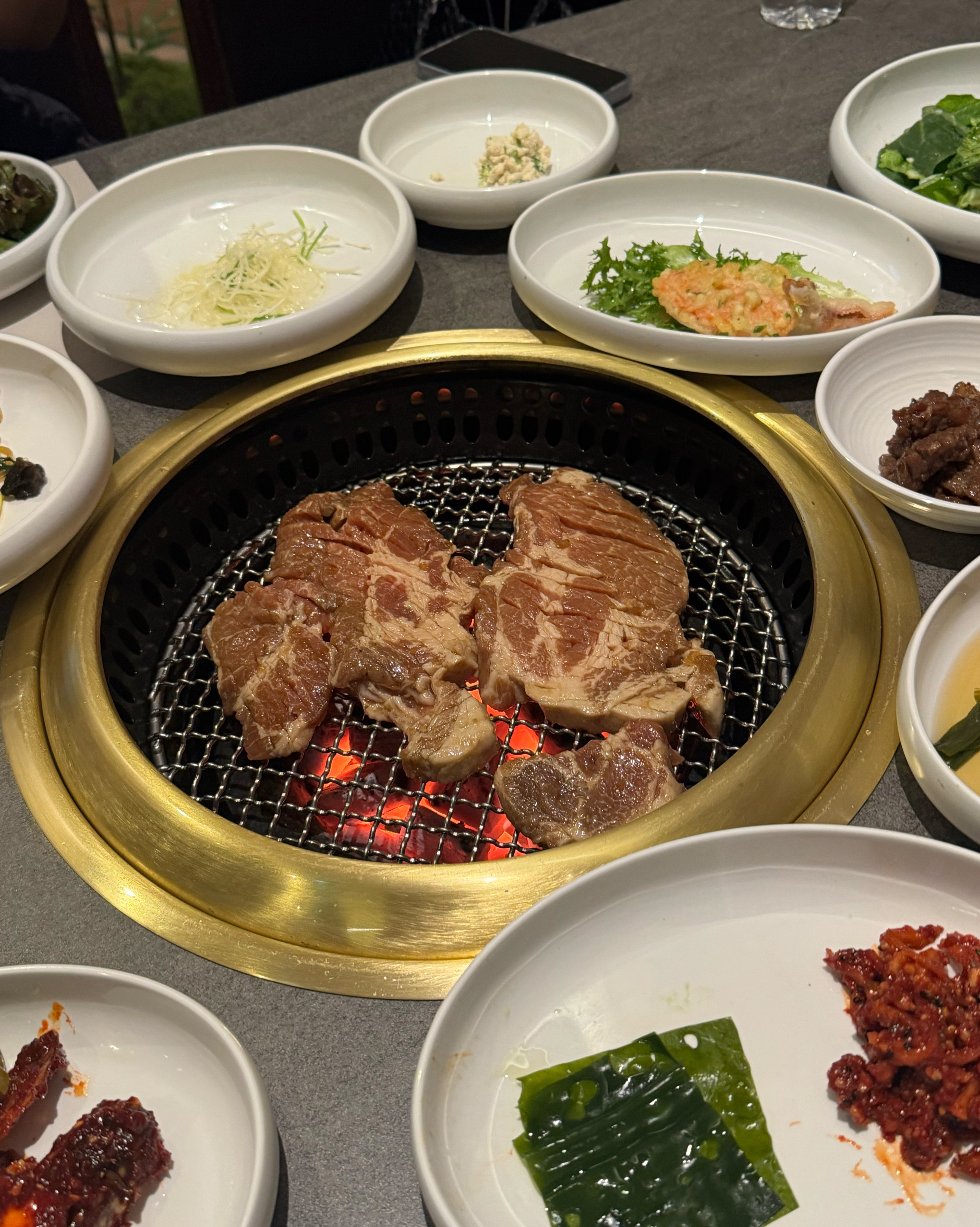 전문적으로 고기를 굽는 모습