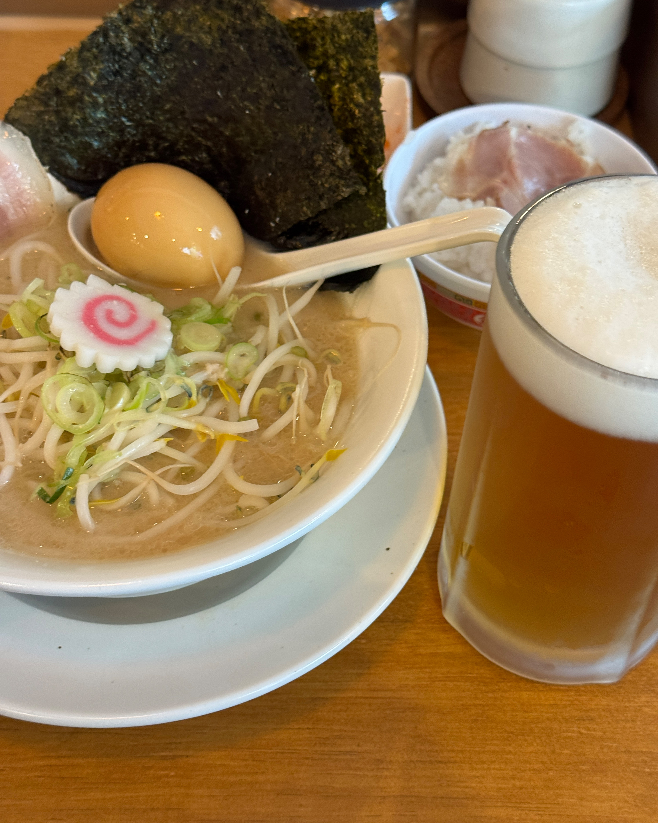 식사를 기다리는 테이블 세팅