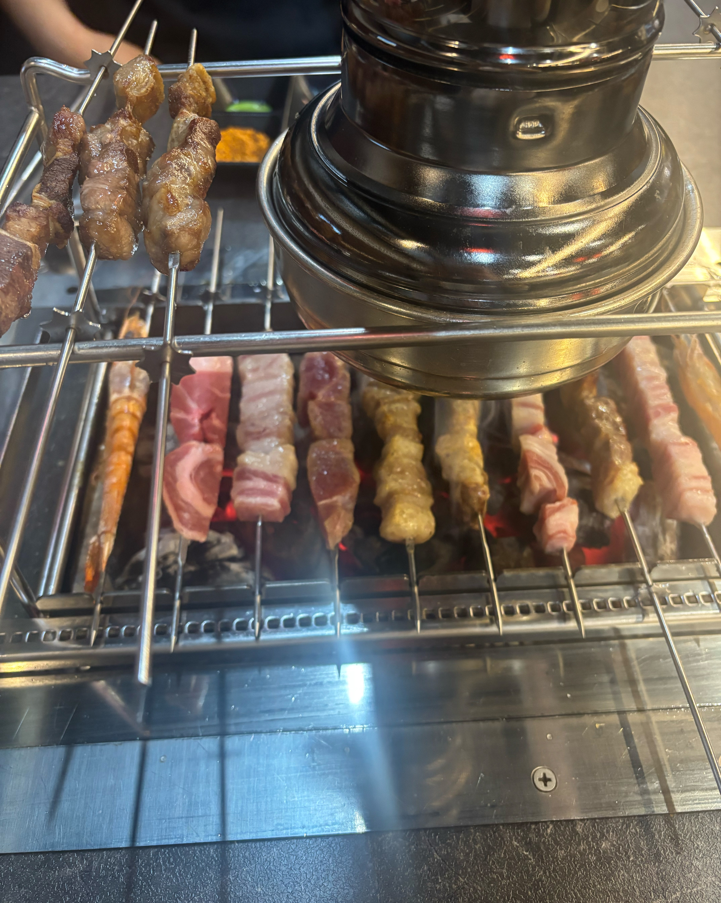 접시에 담긴 먹음직스러운 훠궈 재료