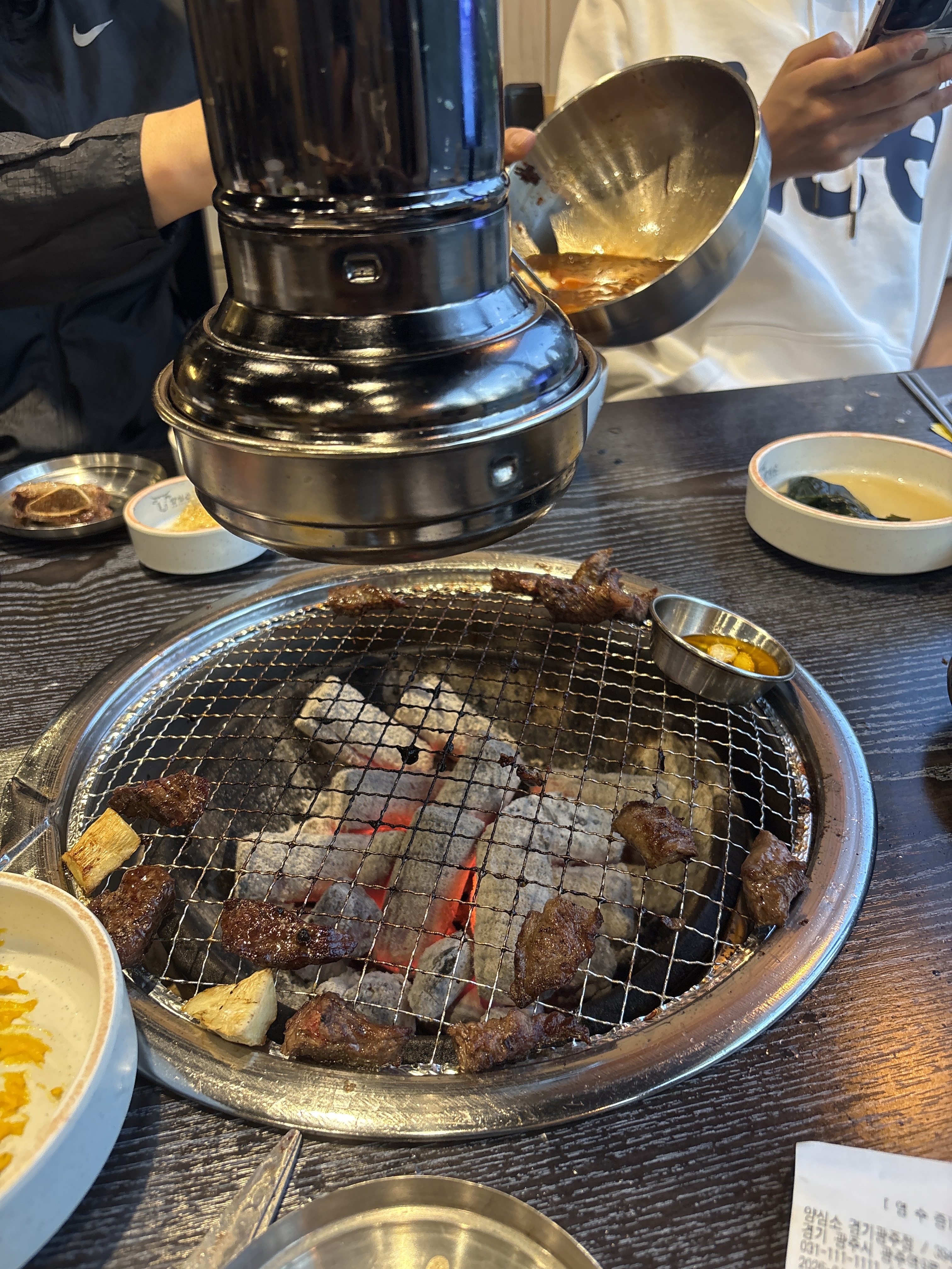 불판 위에서 익어가는 고기 조각들