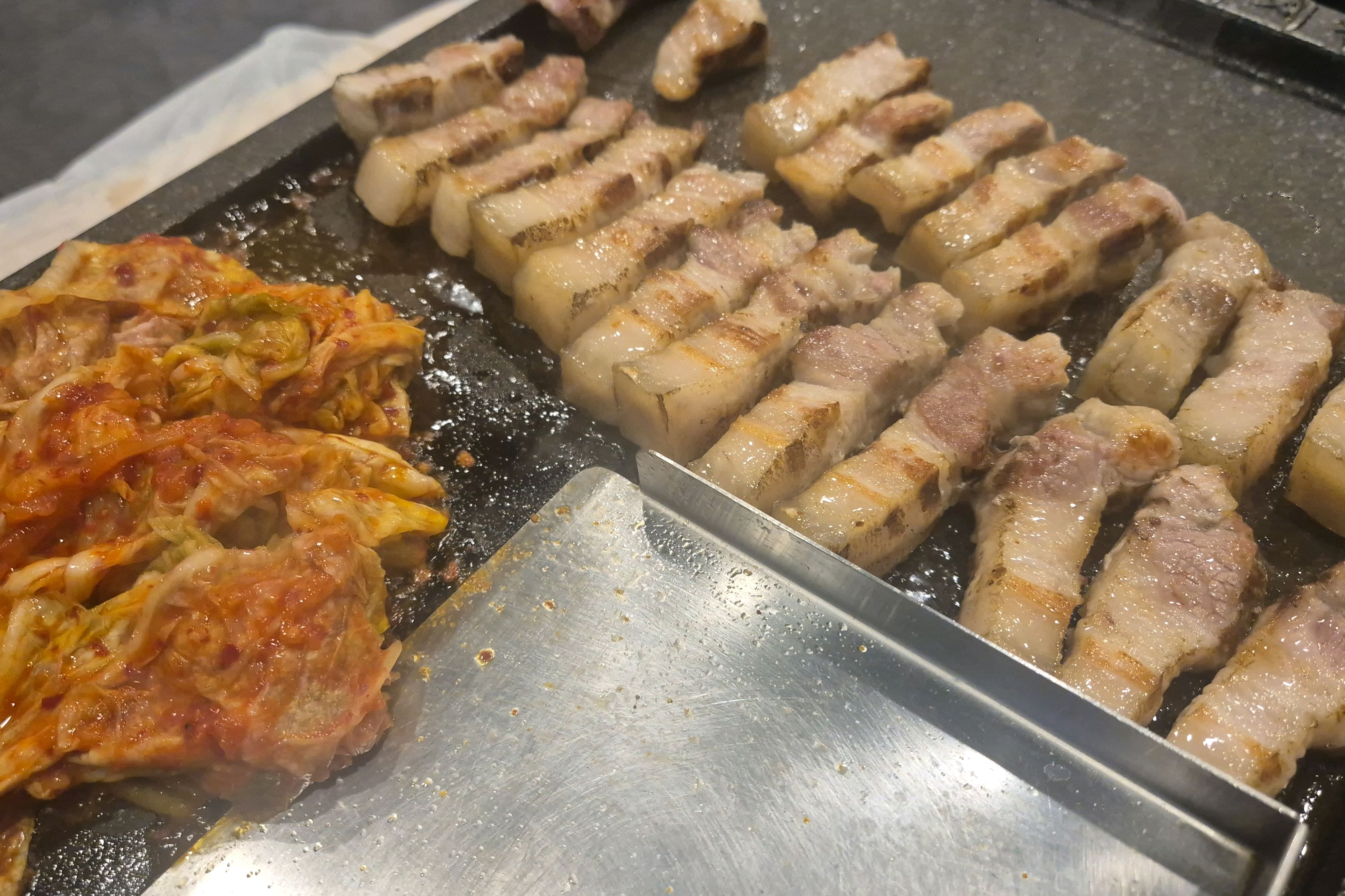 노릇하게 구워지는 삼겹살