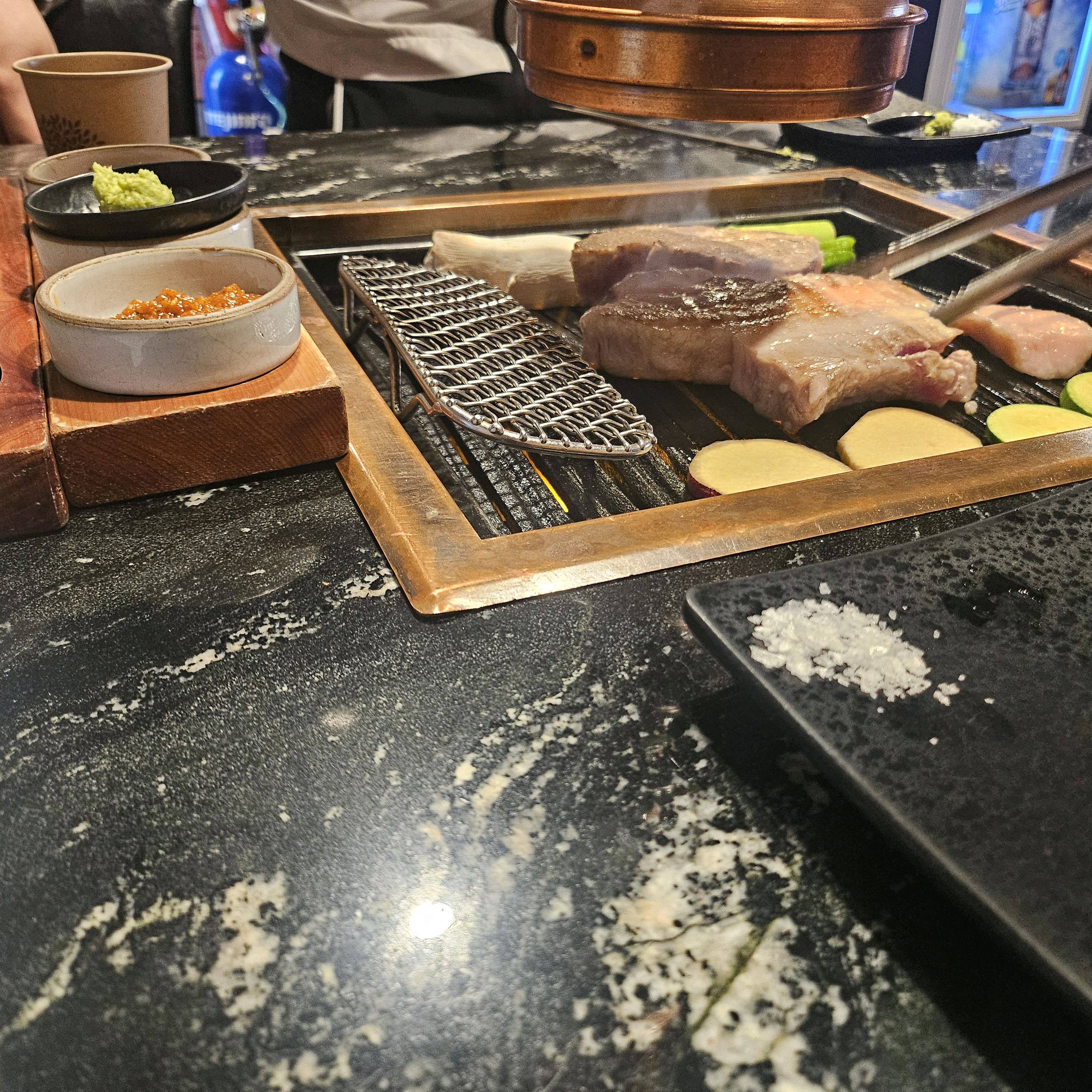 먹음직스럽게 구워진 다양한 부위의 돼지고기