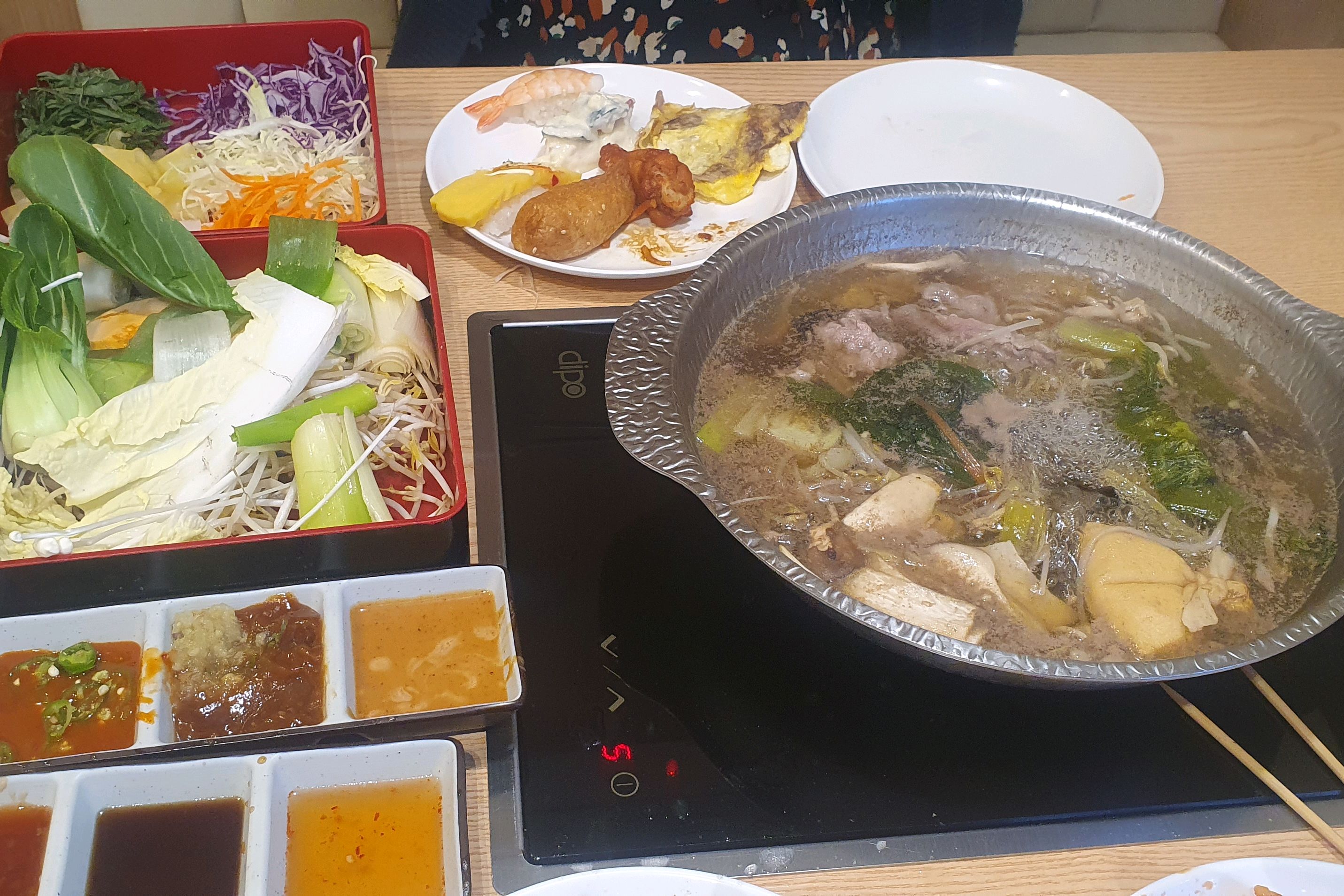 다양한 종류의 롤과 초밥