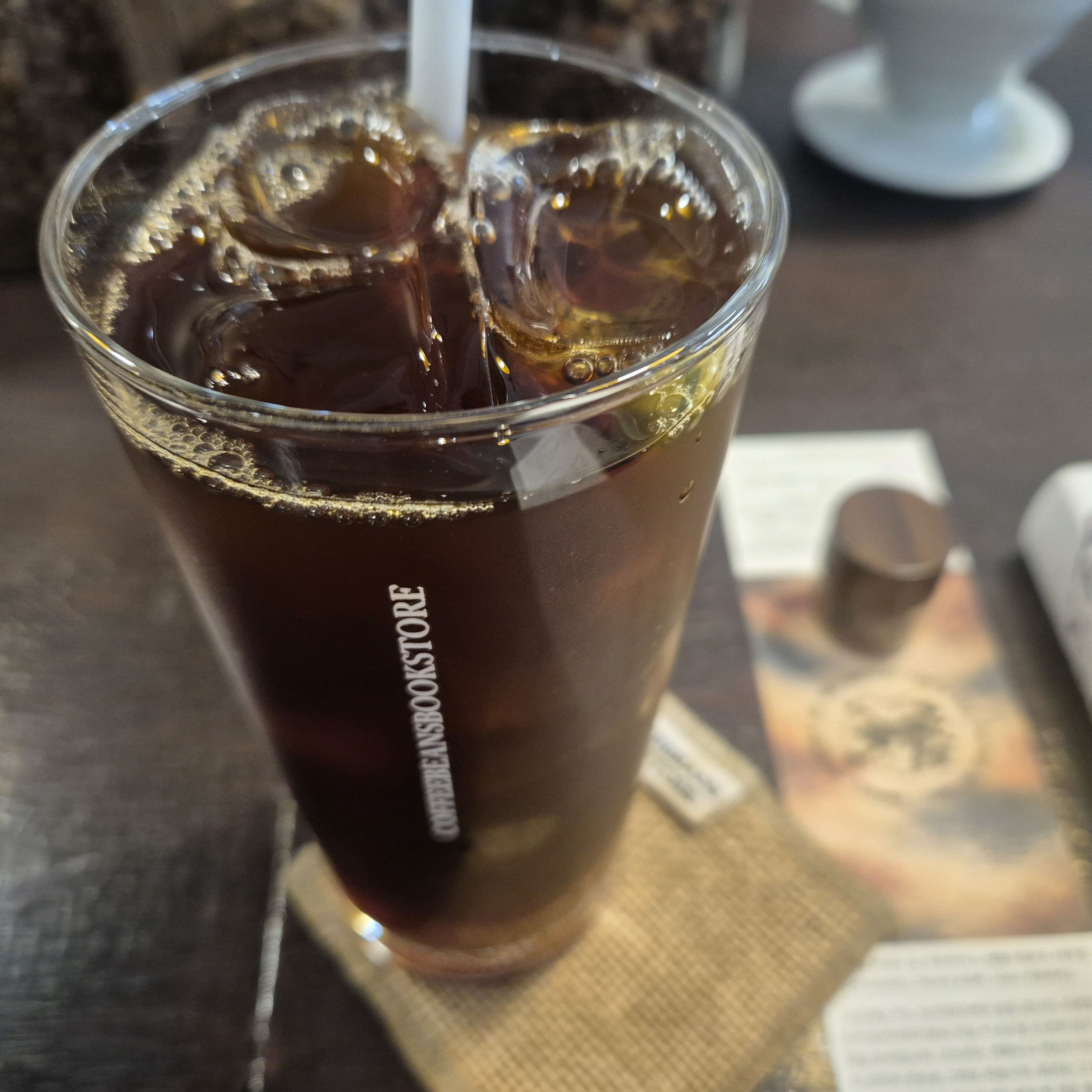 시원한 아이스 커피가 담긴 투명한 컵