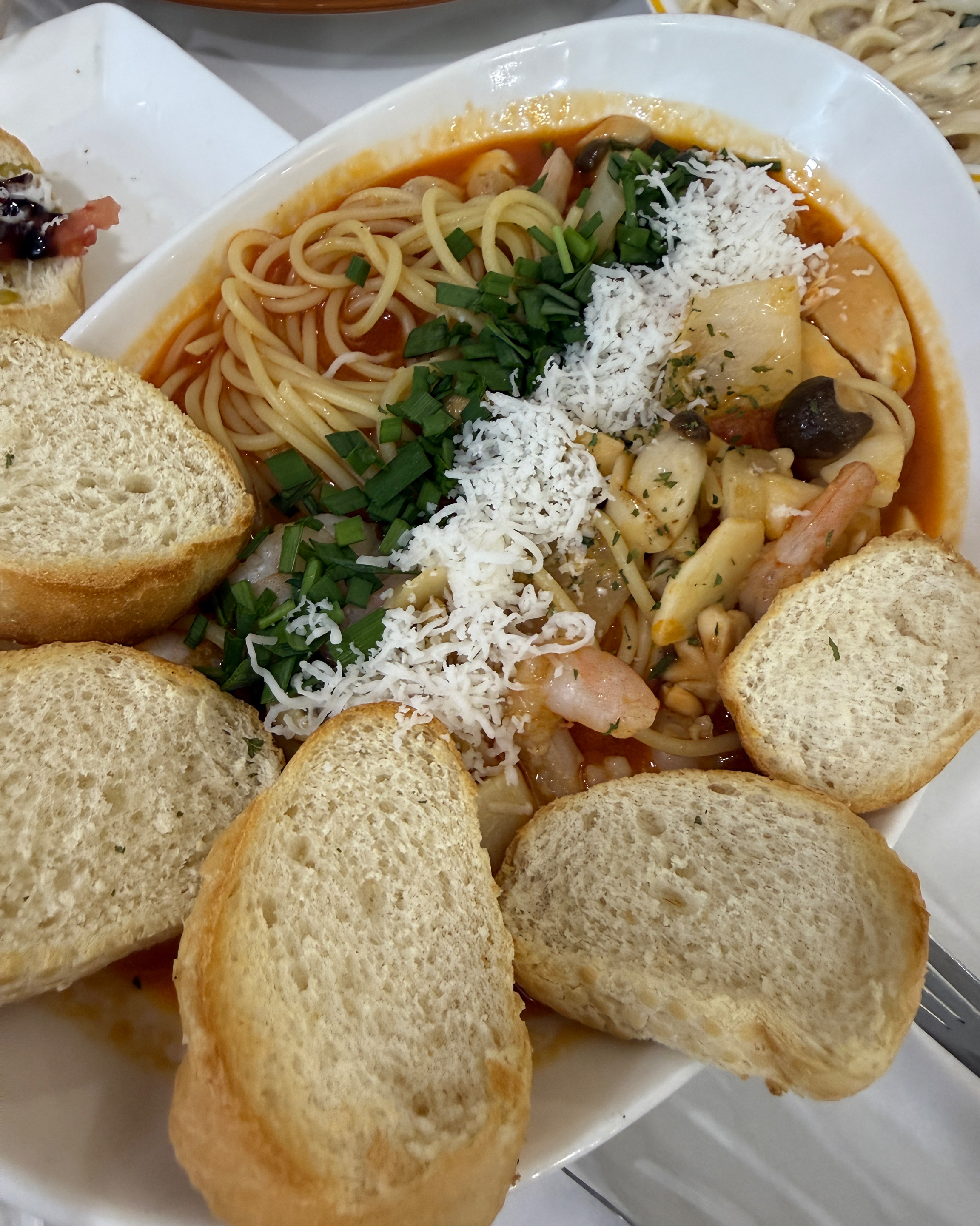 파스타와 함께 제공된 빵 조각들