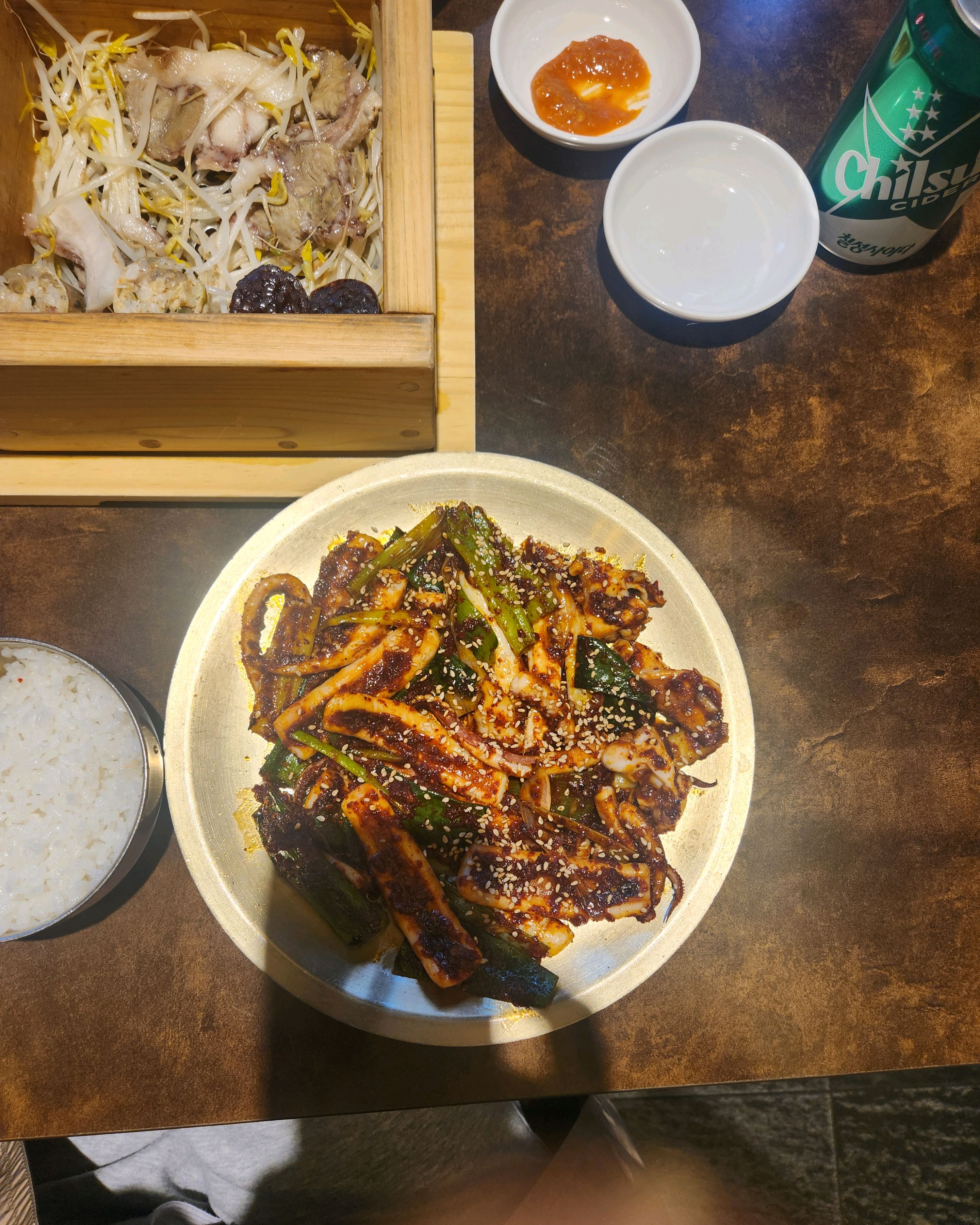 음료와 함께 놓인 오징어볶음