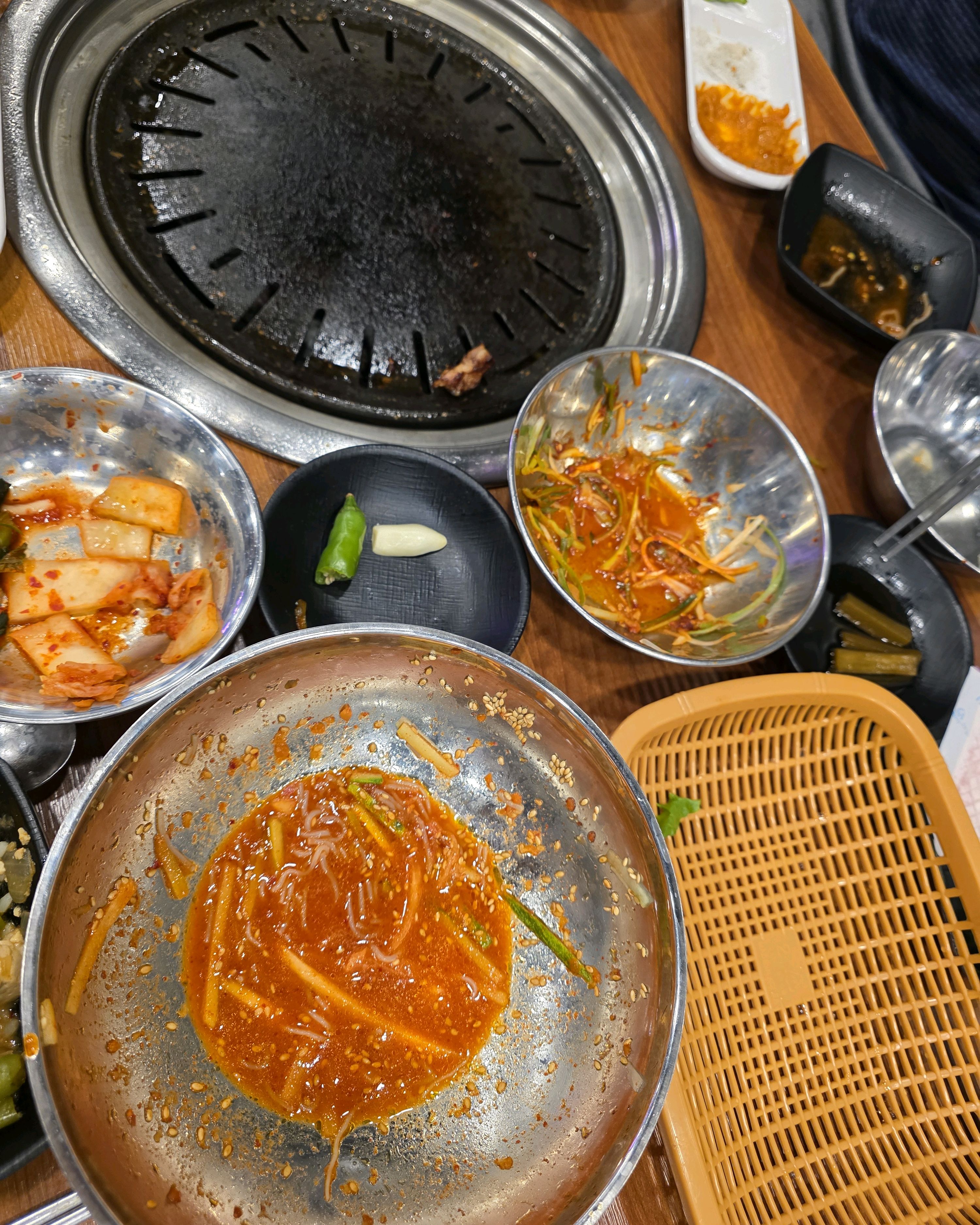 테이블에 차려진 다양한 반찬들