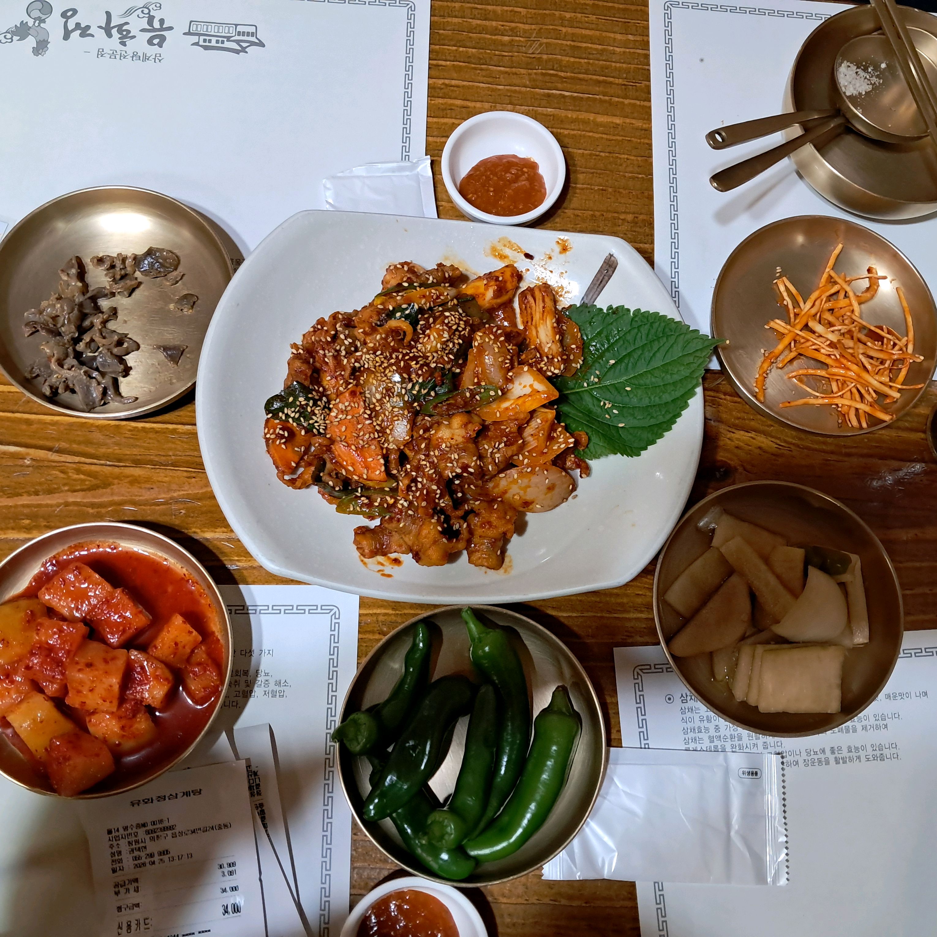 깔끔한 매장 내부와 테이블 세팅