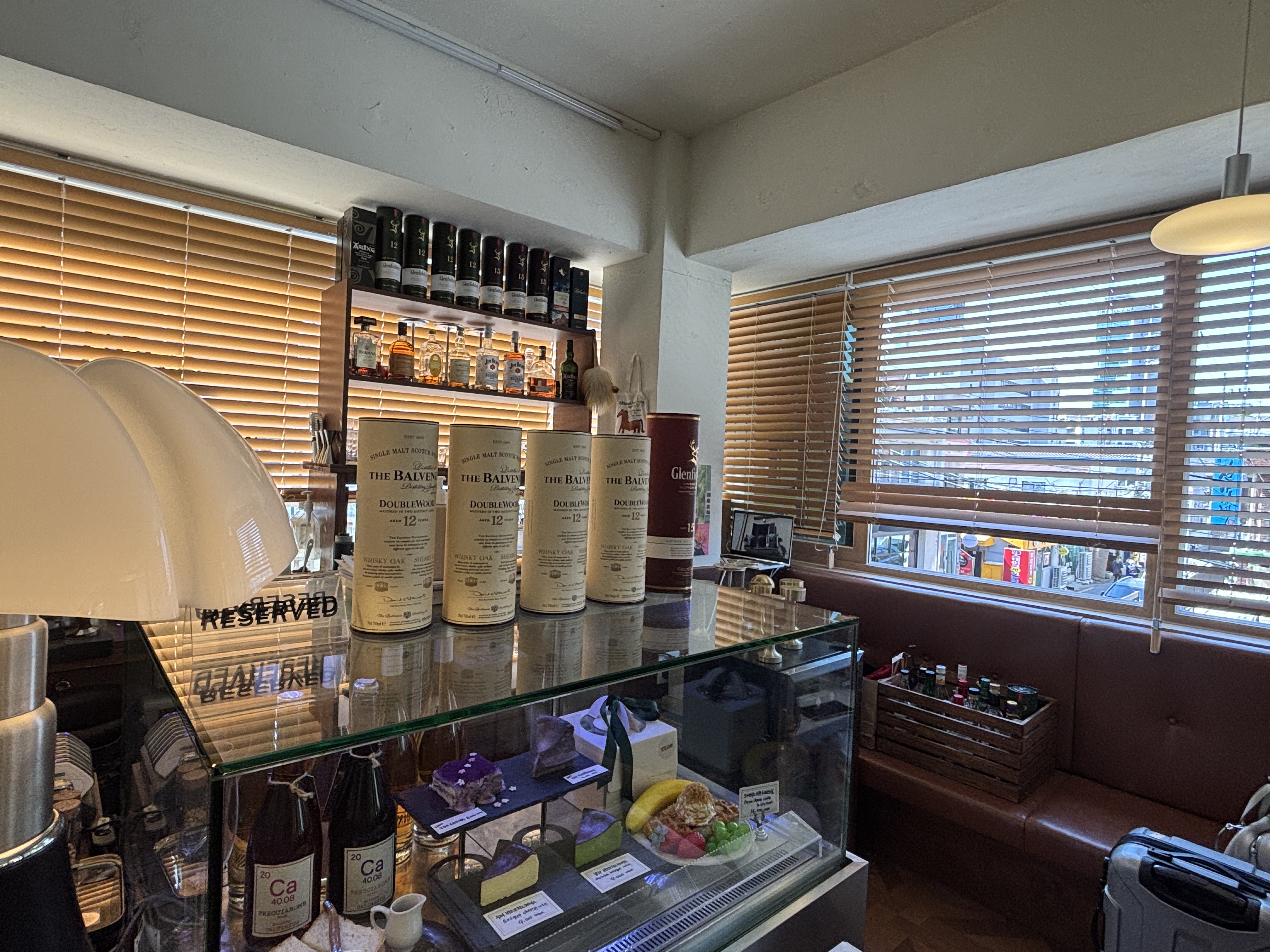 유리장에 진열된 병들과 디저트