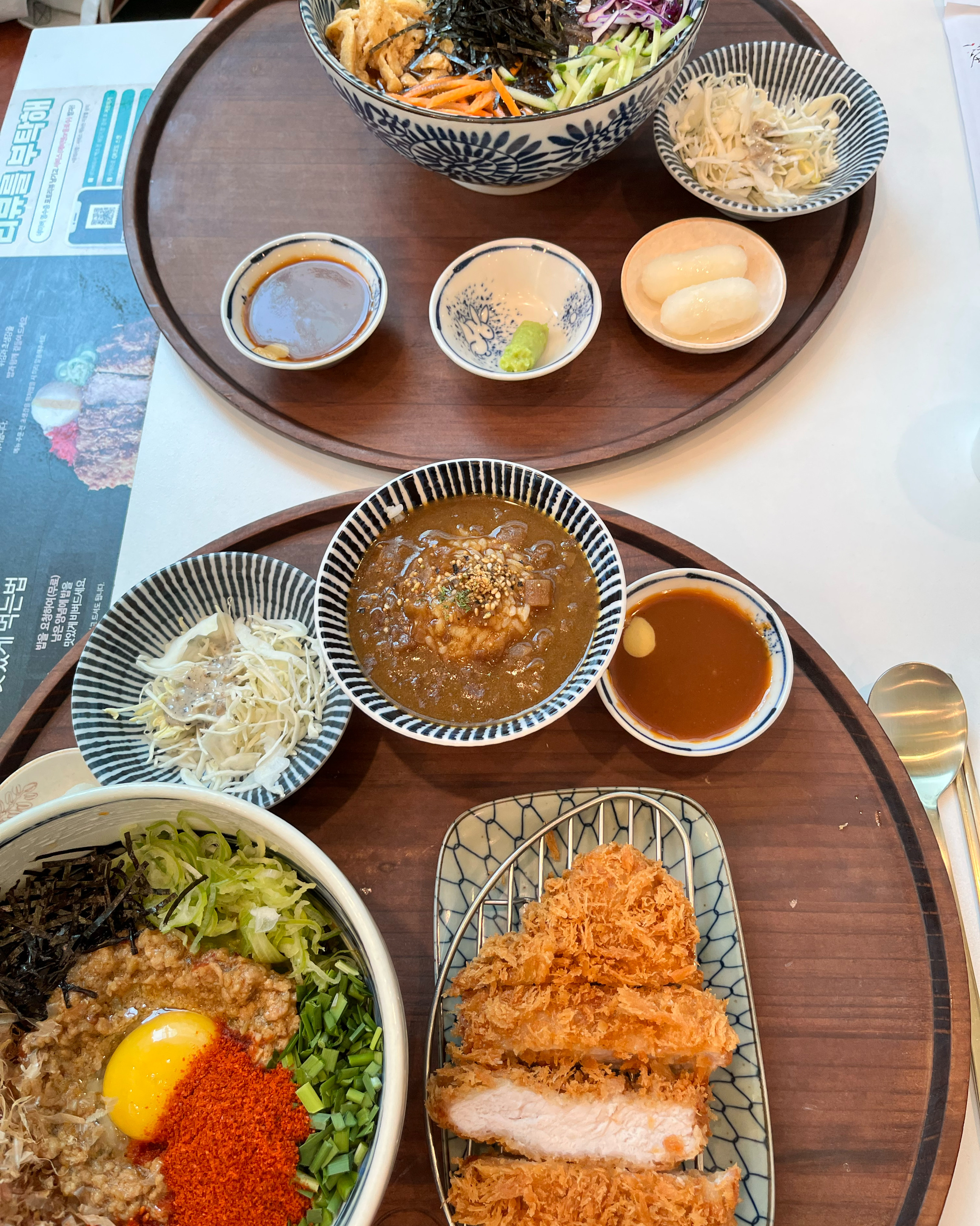 다양한 음식이 차려진 테이블 모습