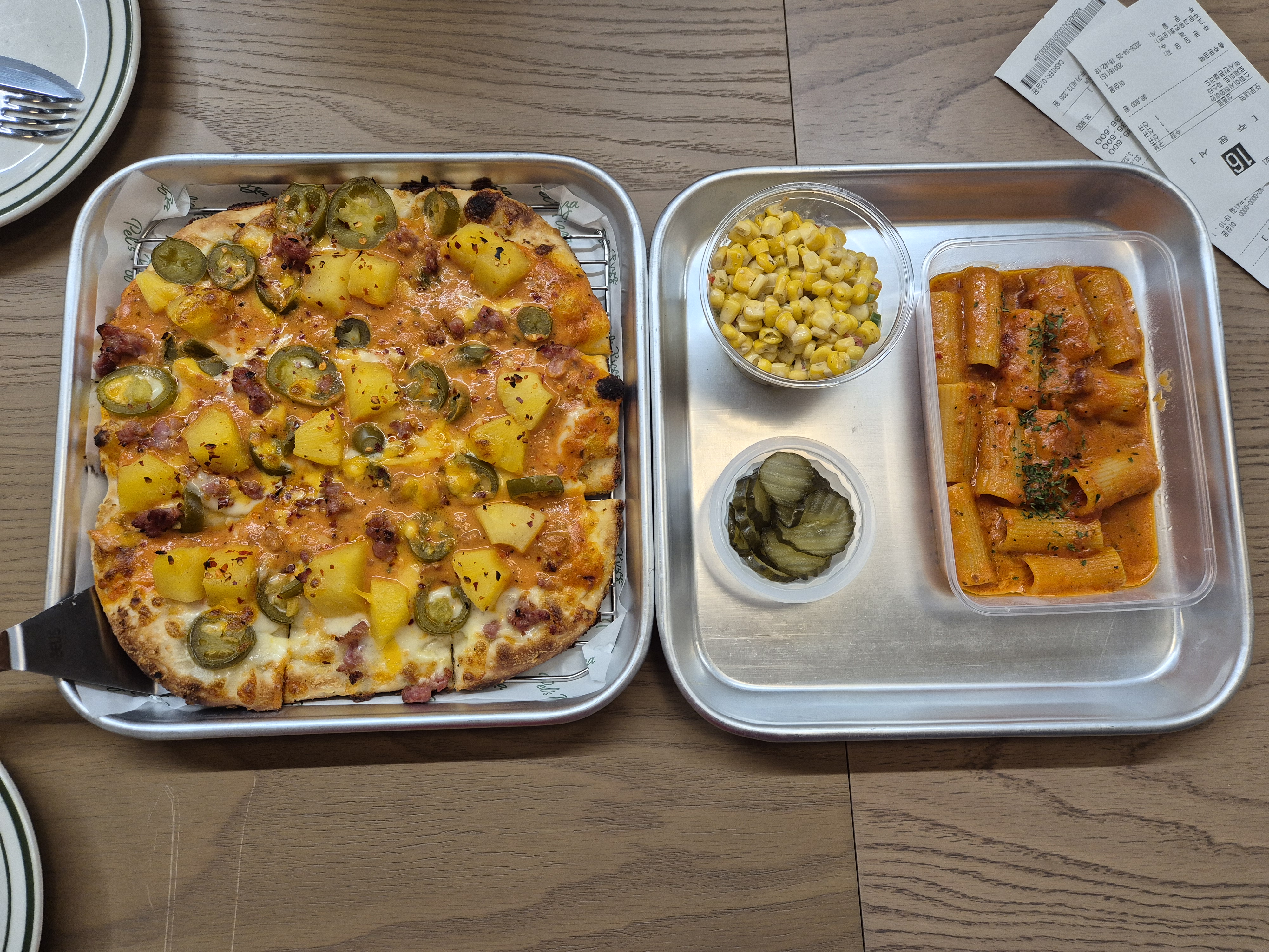 잘라진 피자와 파스타