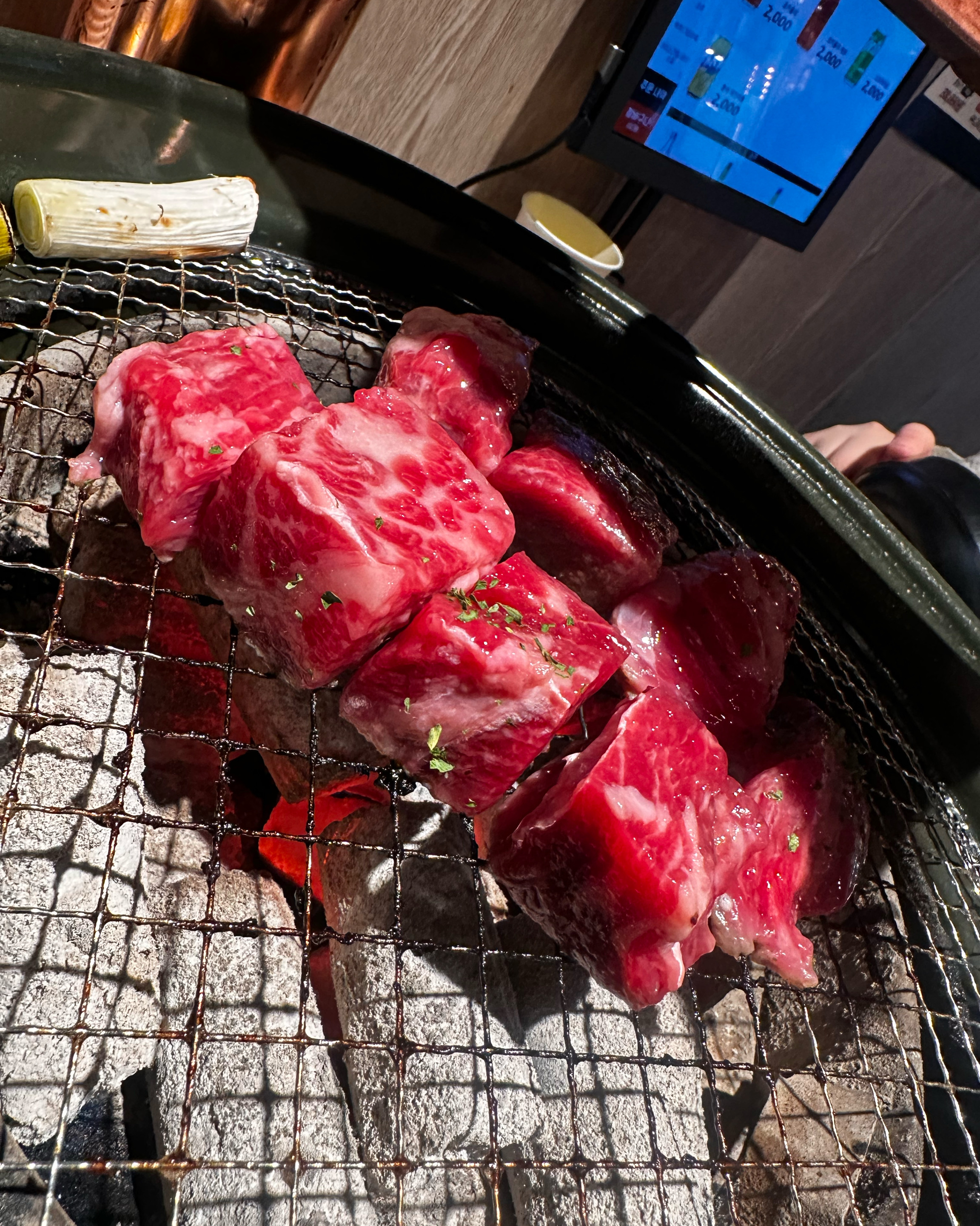 숯불 위에 놓인 고기 덩어리