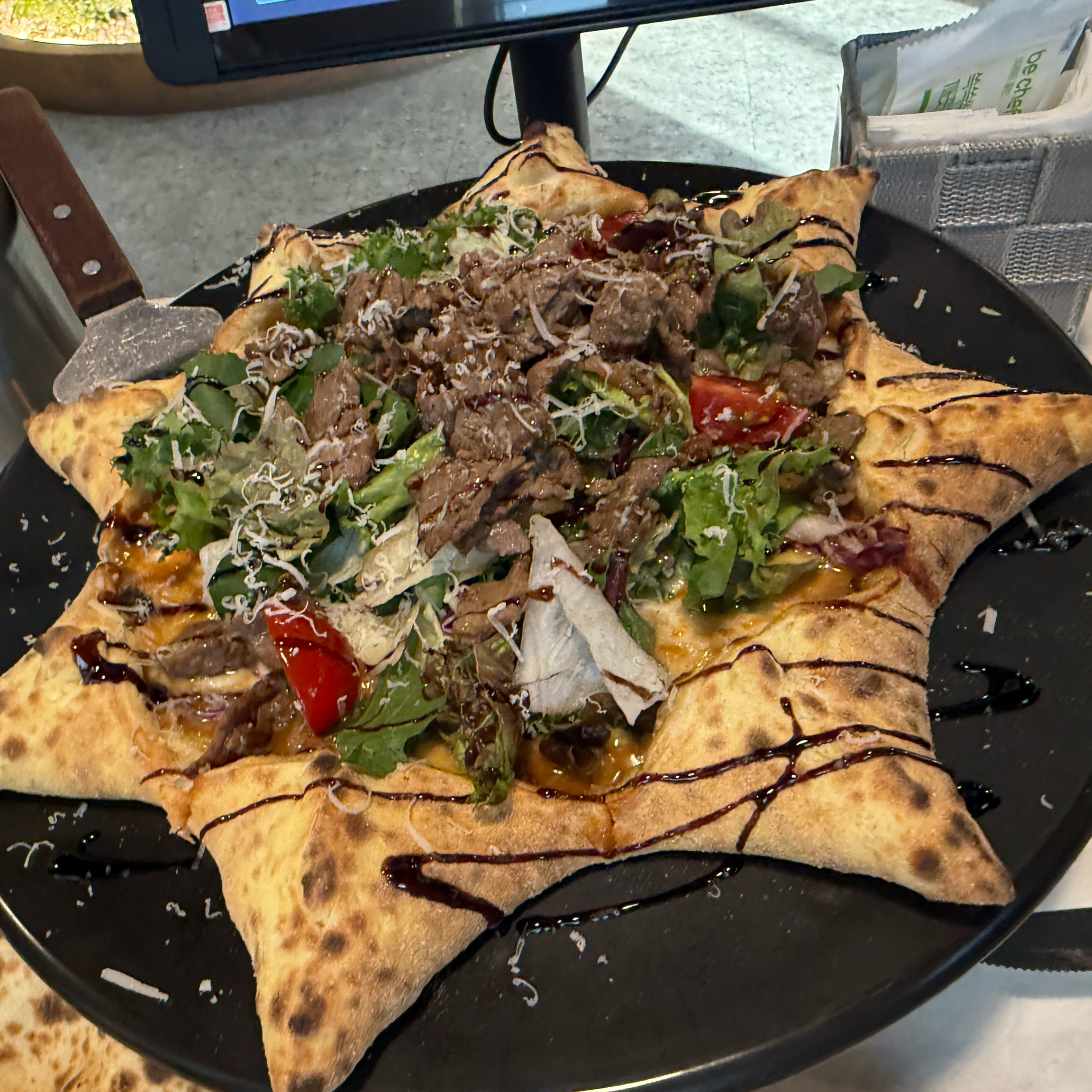 다양한 샐러드와 피클, 소스가 놓인 테이블 사진