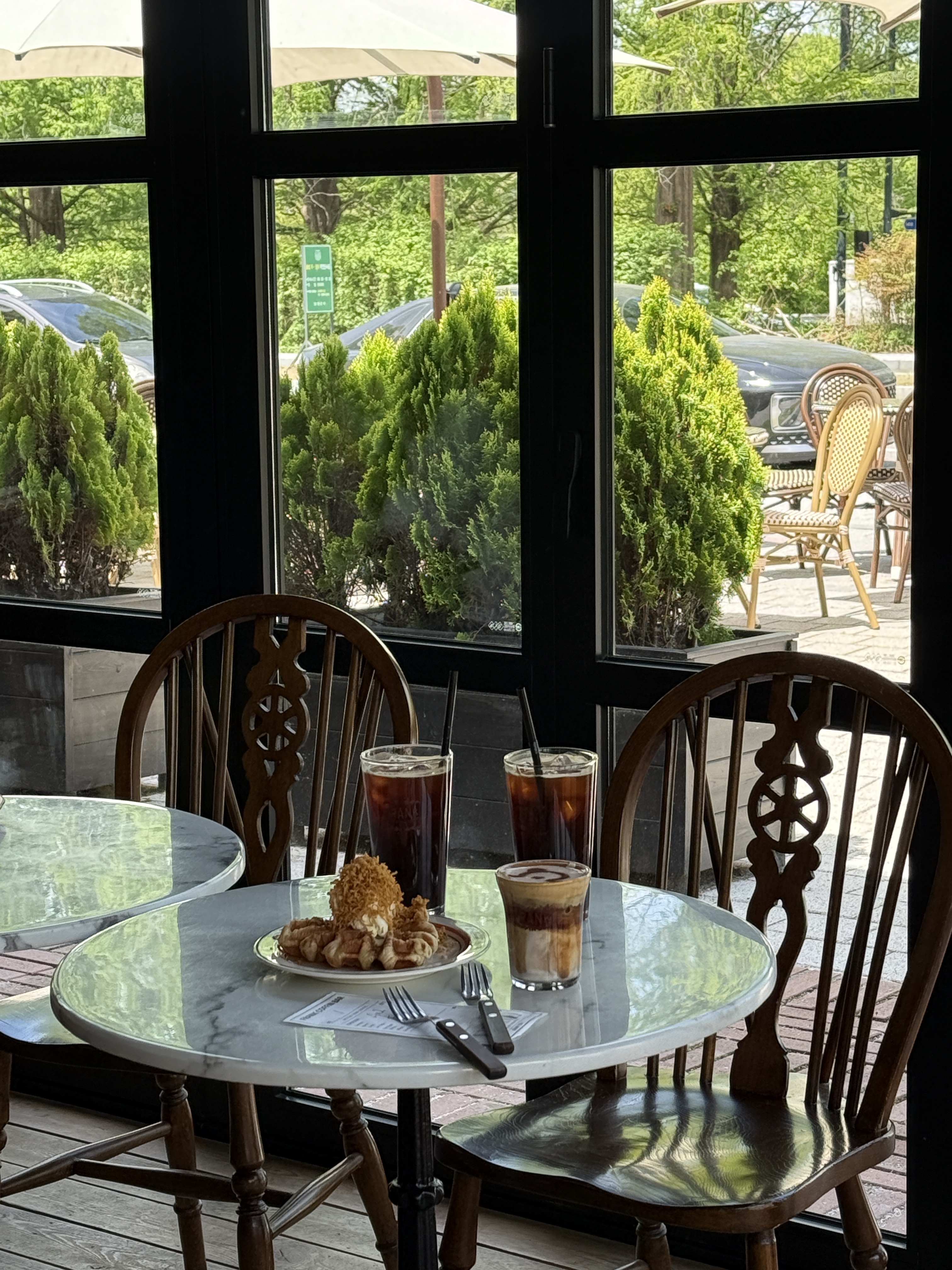 창밖으로 보이는 풍경과 테이블 세팅