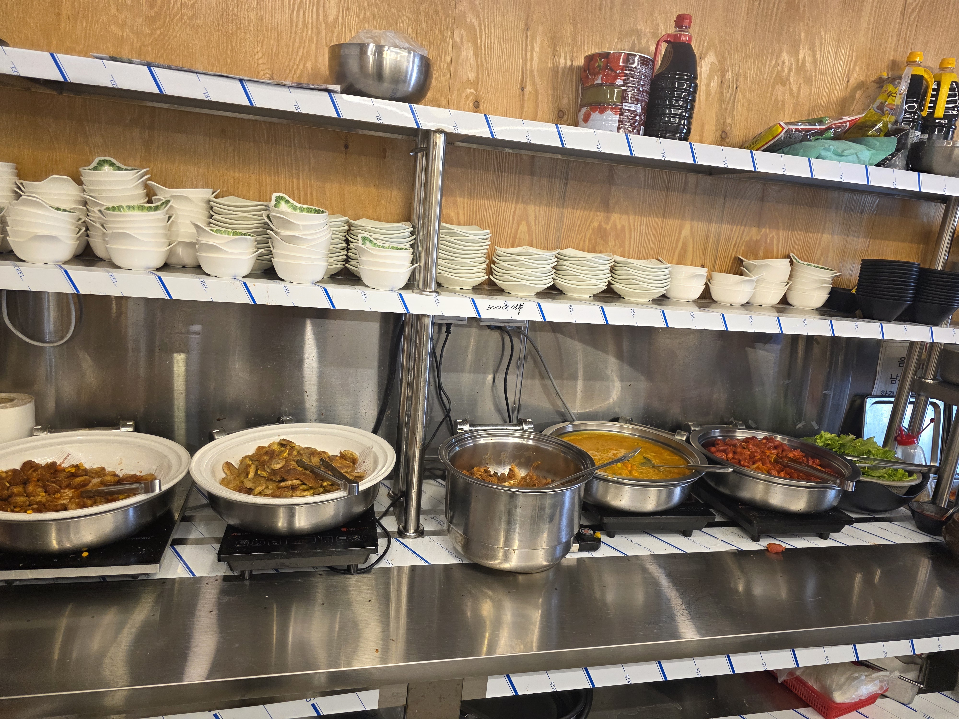 접시에 밥, 제육볶음, 콩나물국, 김치 등이 담긴 모습