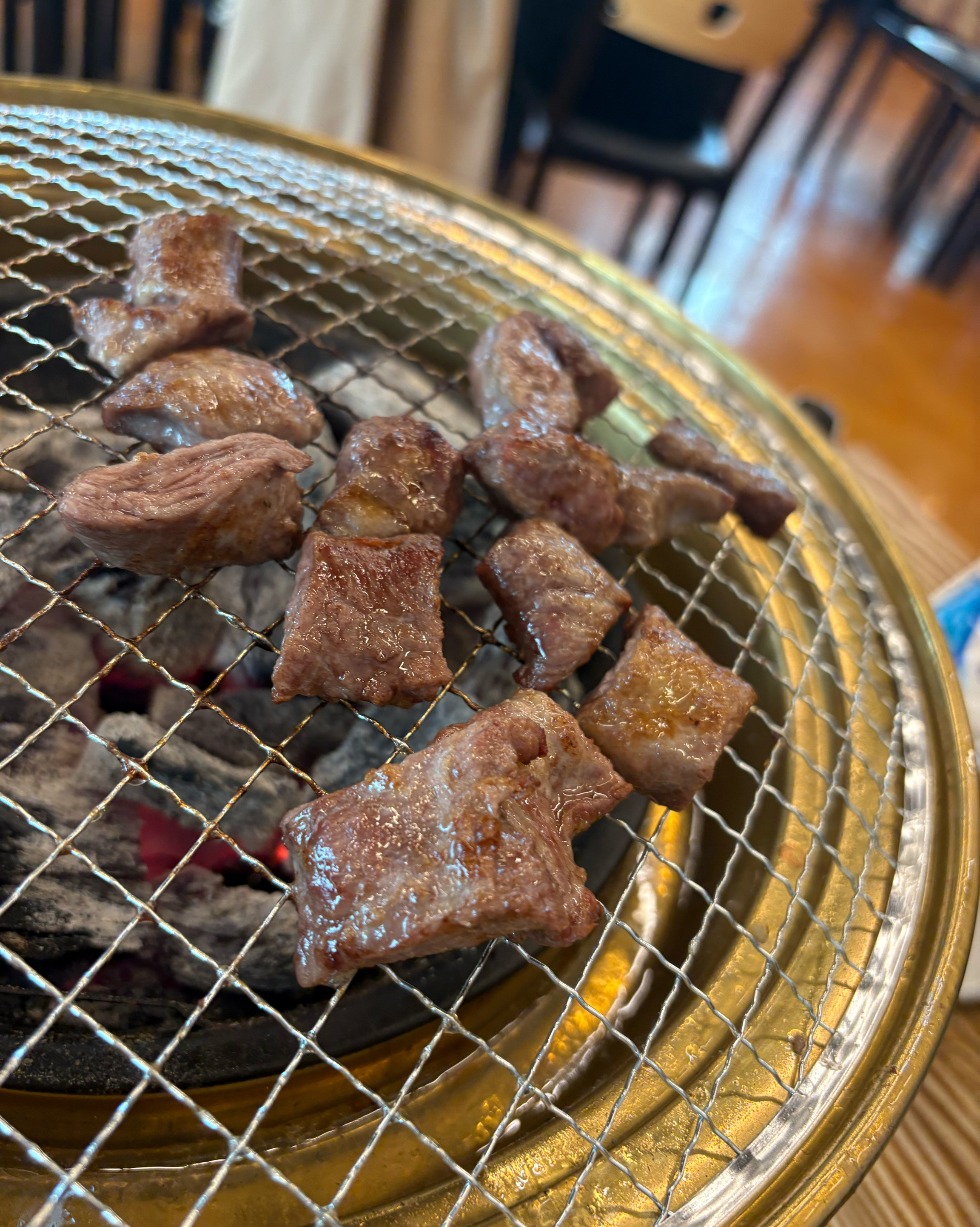 숯불 위에서 구워지는 고기 조각들