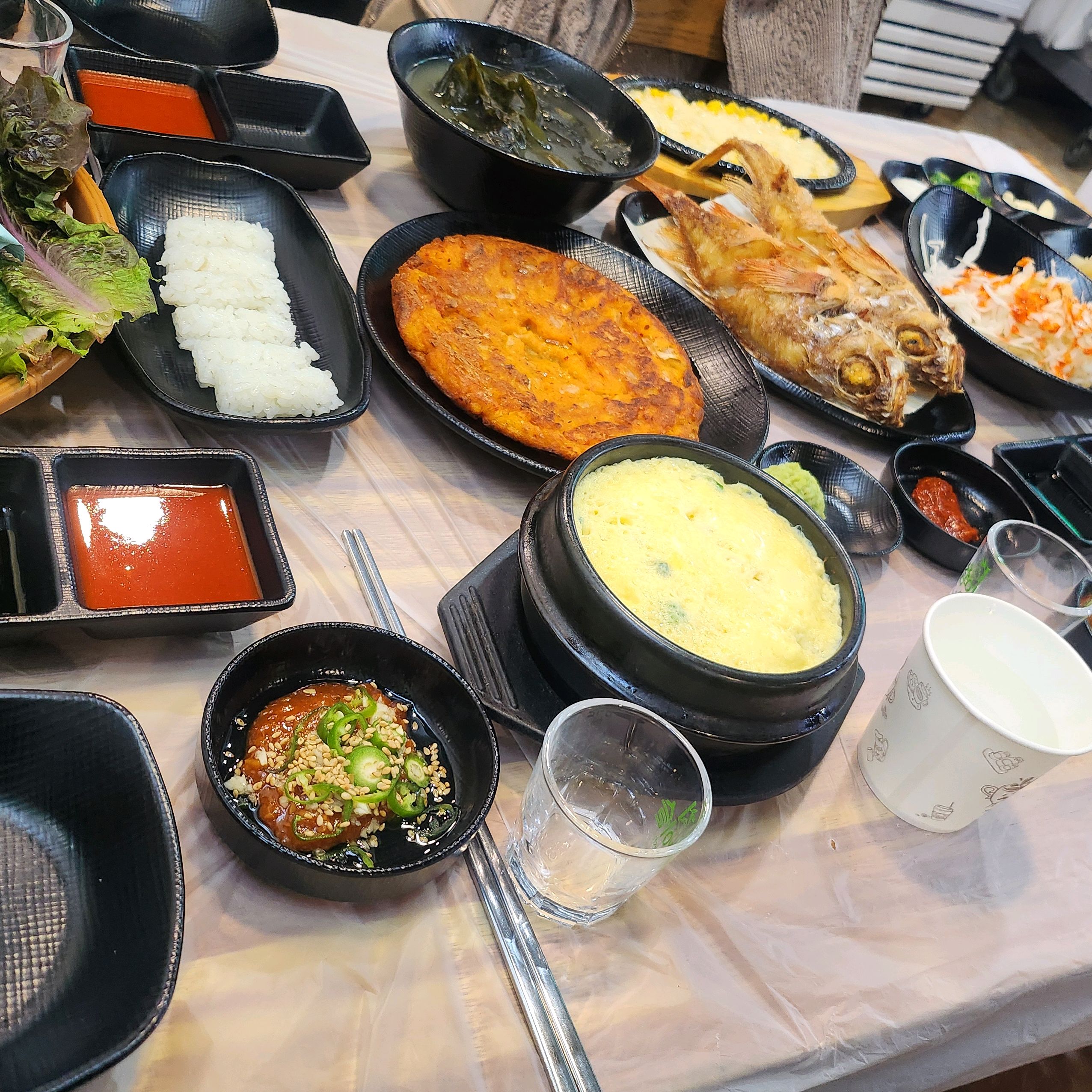 매운탕 냄비와 곁들임 찬