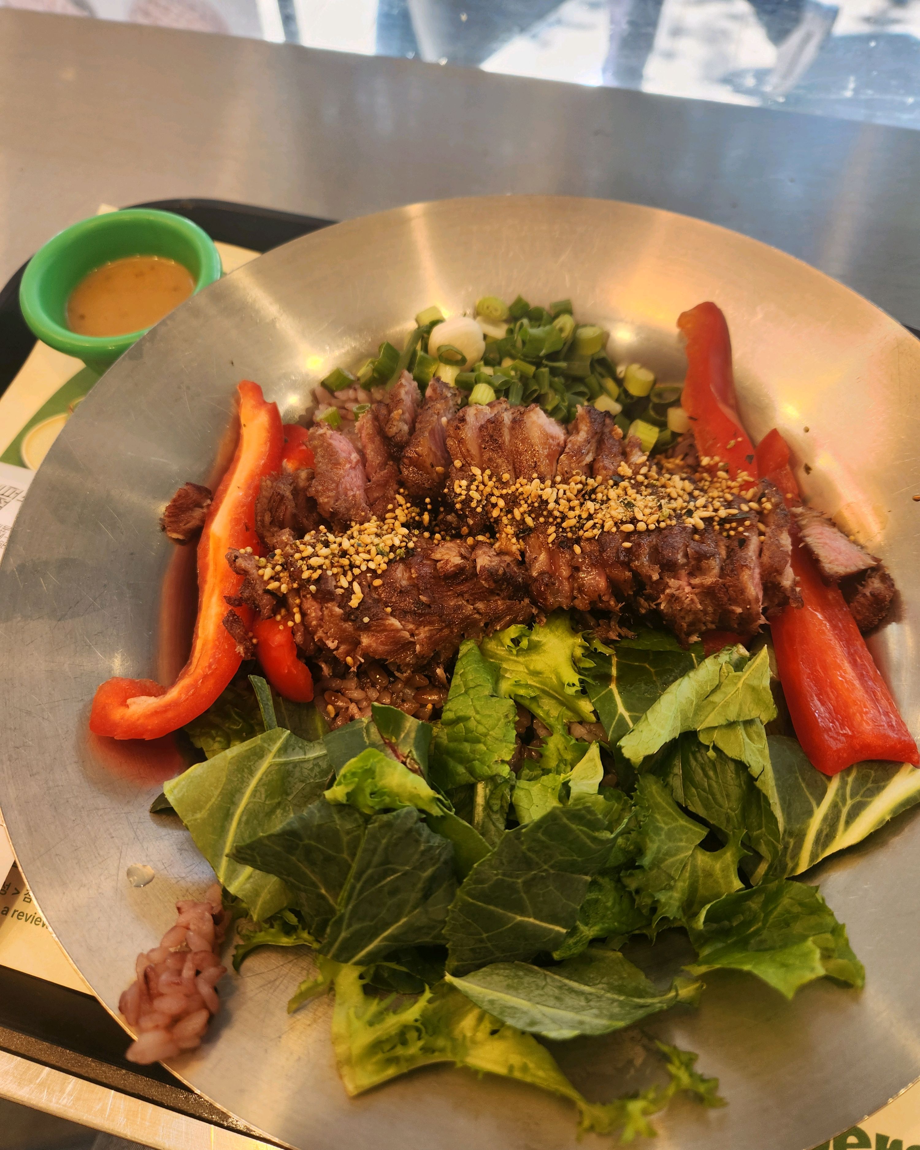 두툼한 고기와 신선한 채소, 그리고 소스가 어우러진 메뉴