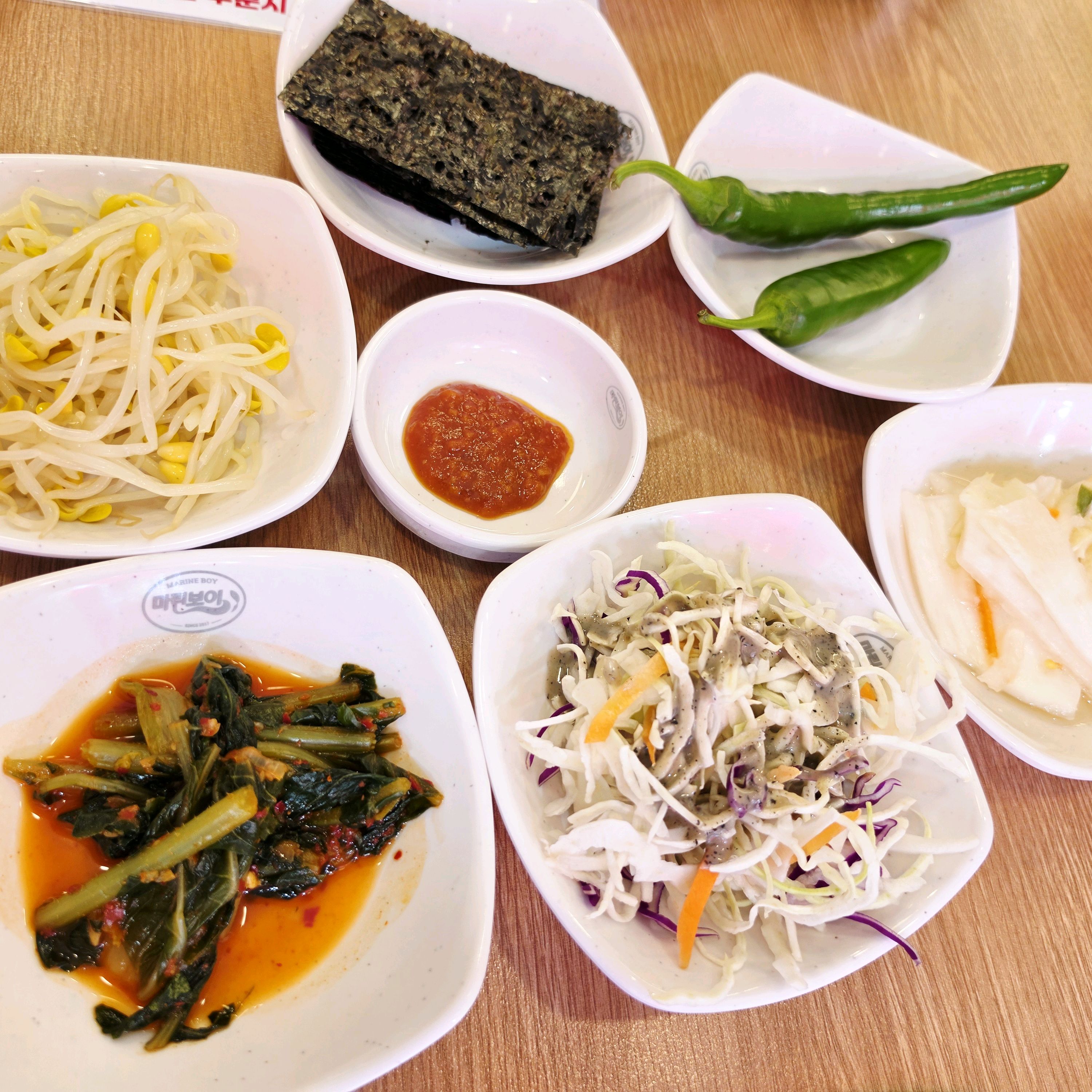 다양한 밑반찬의 클로즈업