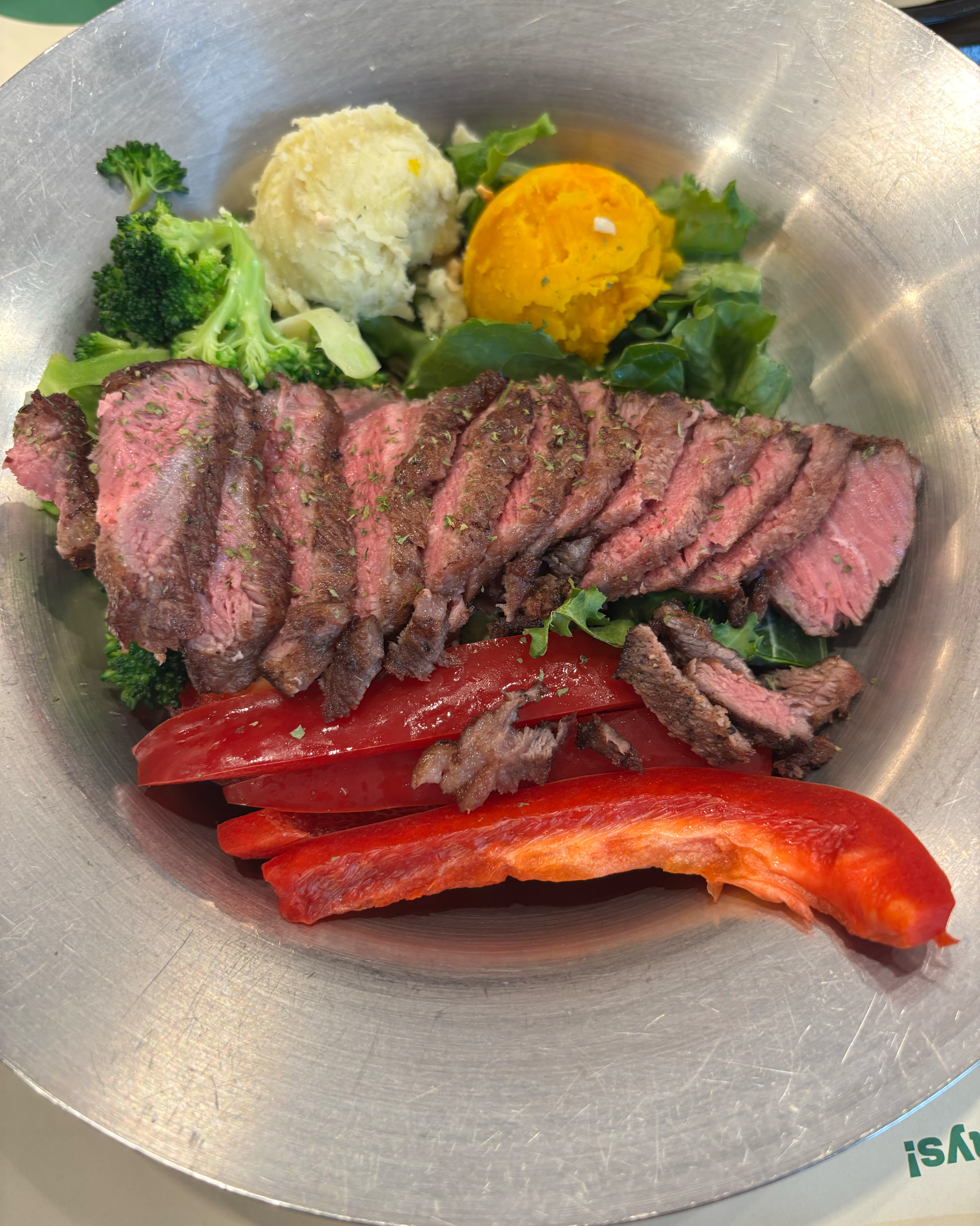 플레이트에 담긴 푸짐한 스테이크와 채소