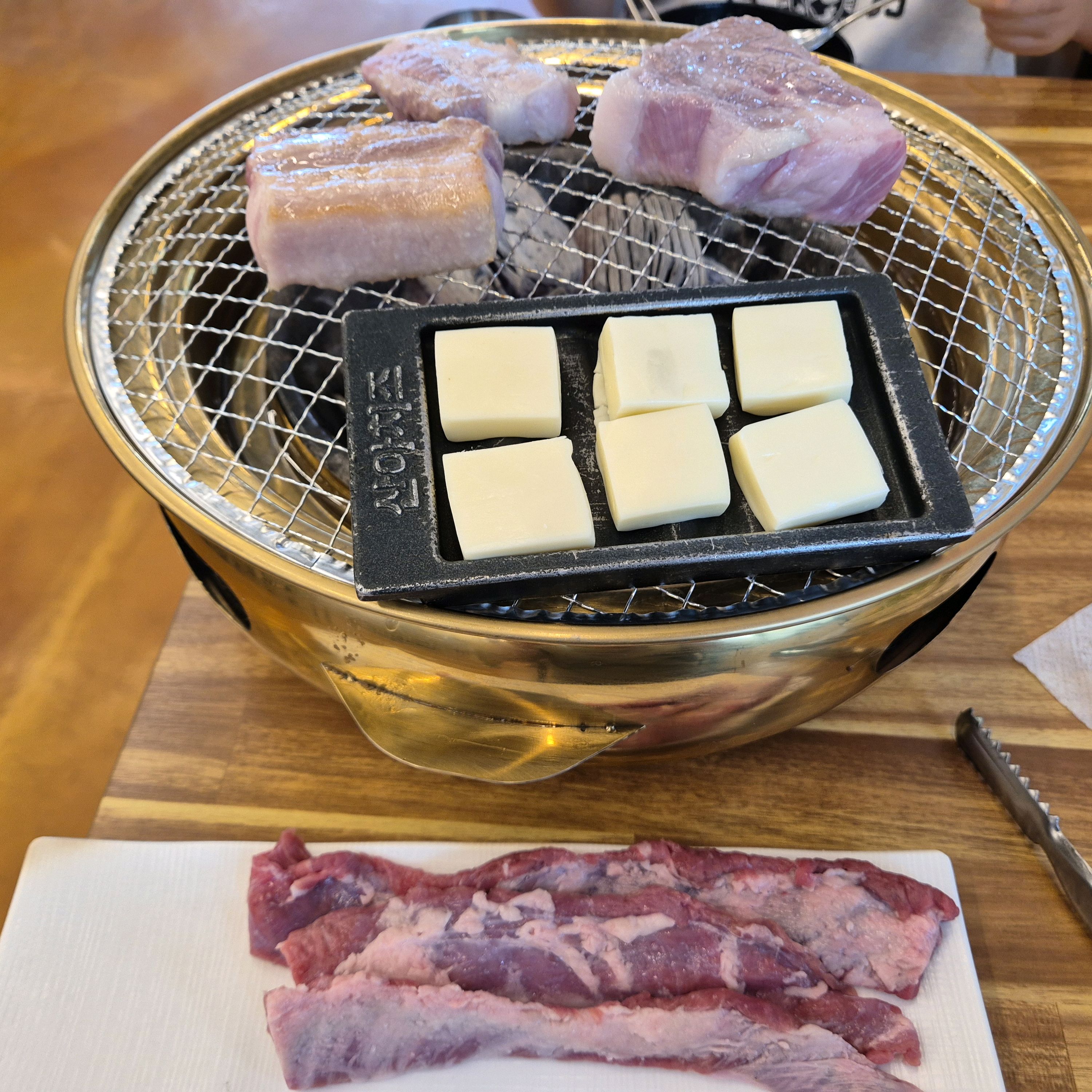 불판 위에 구워지고 있는 고기 조각들