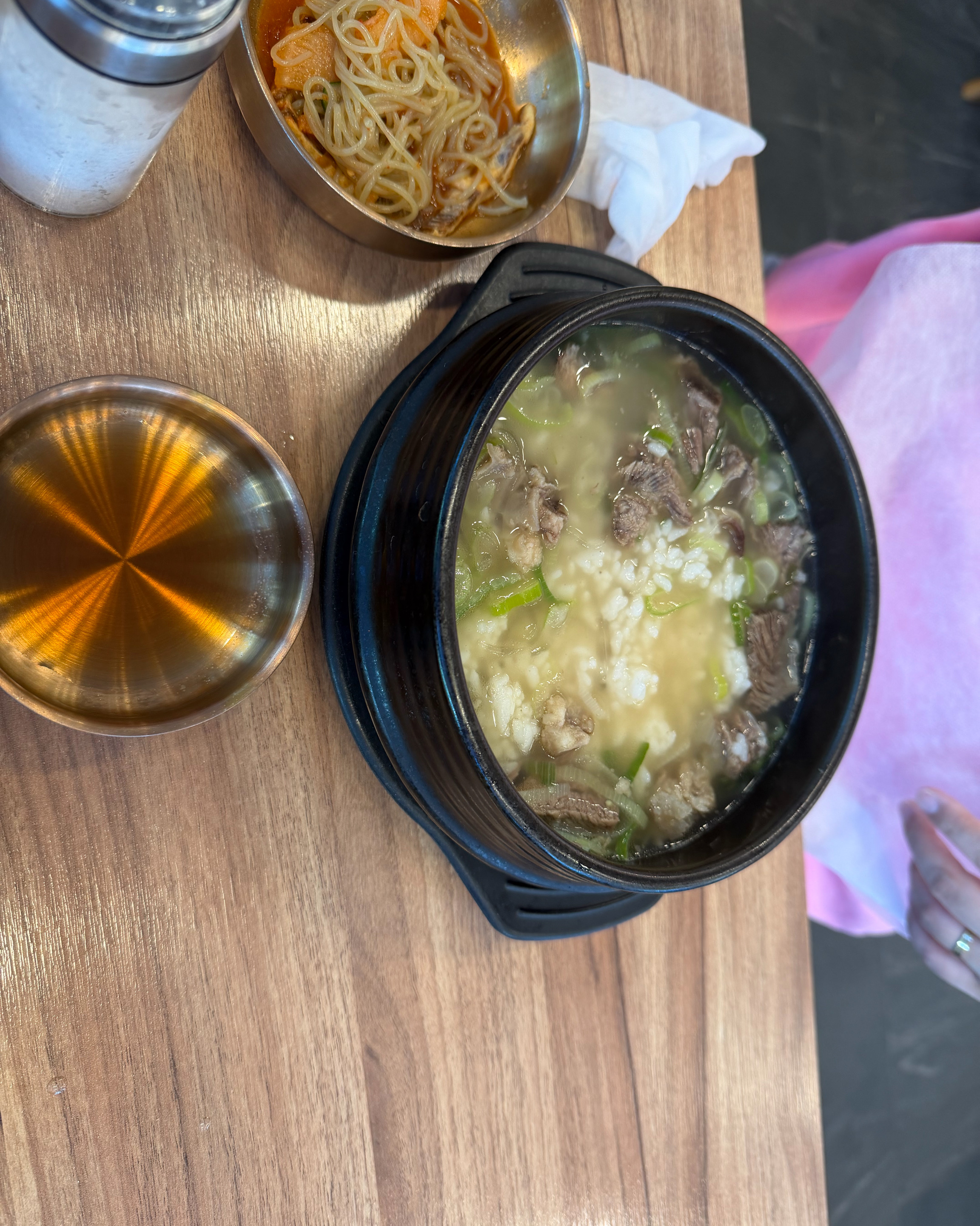 따뜻한 햇살 아래 놓인 음식들