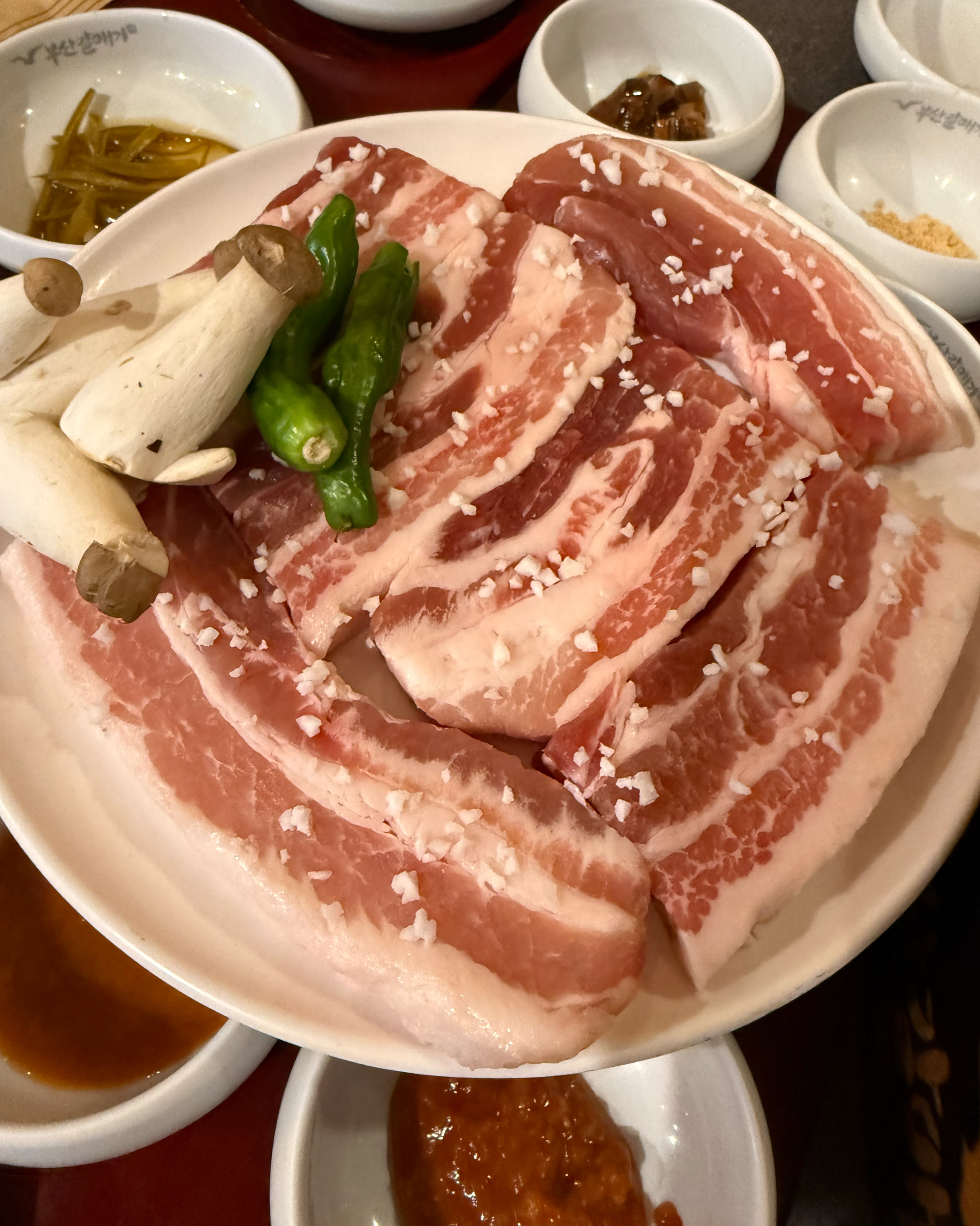 먹음직스럽게 플레이팅 된 생목살