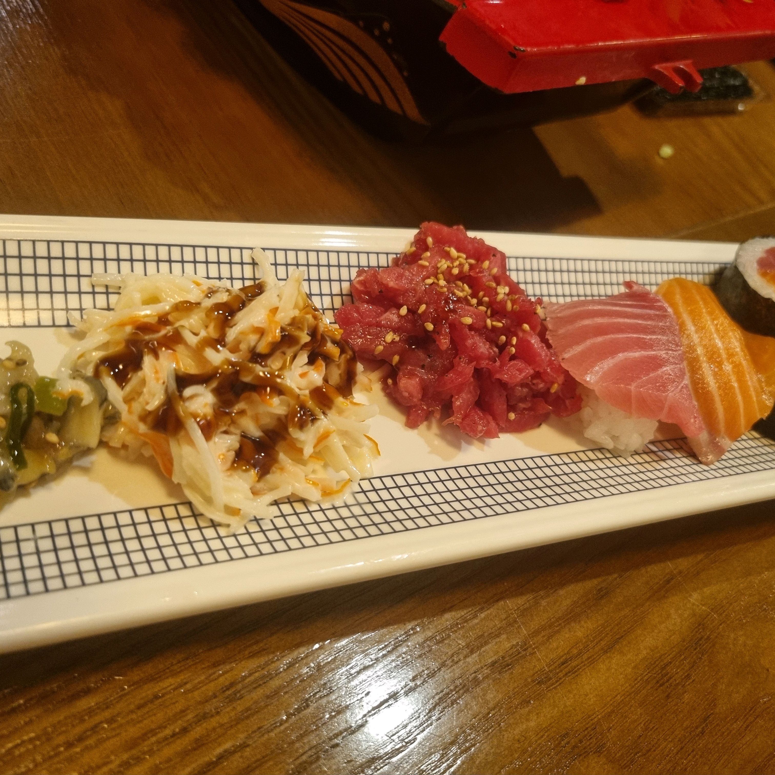 초밥과 곁들임 메뉴