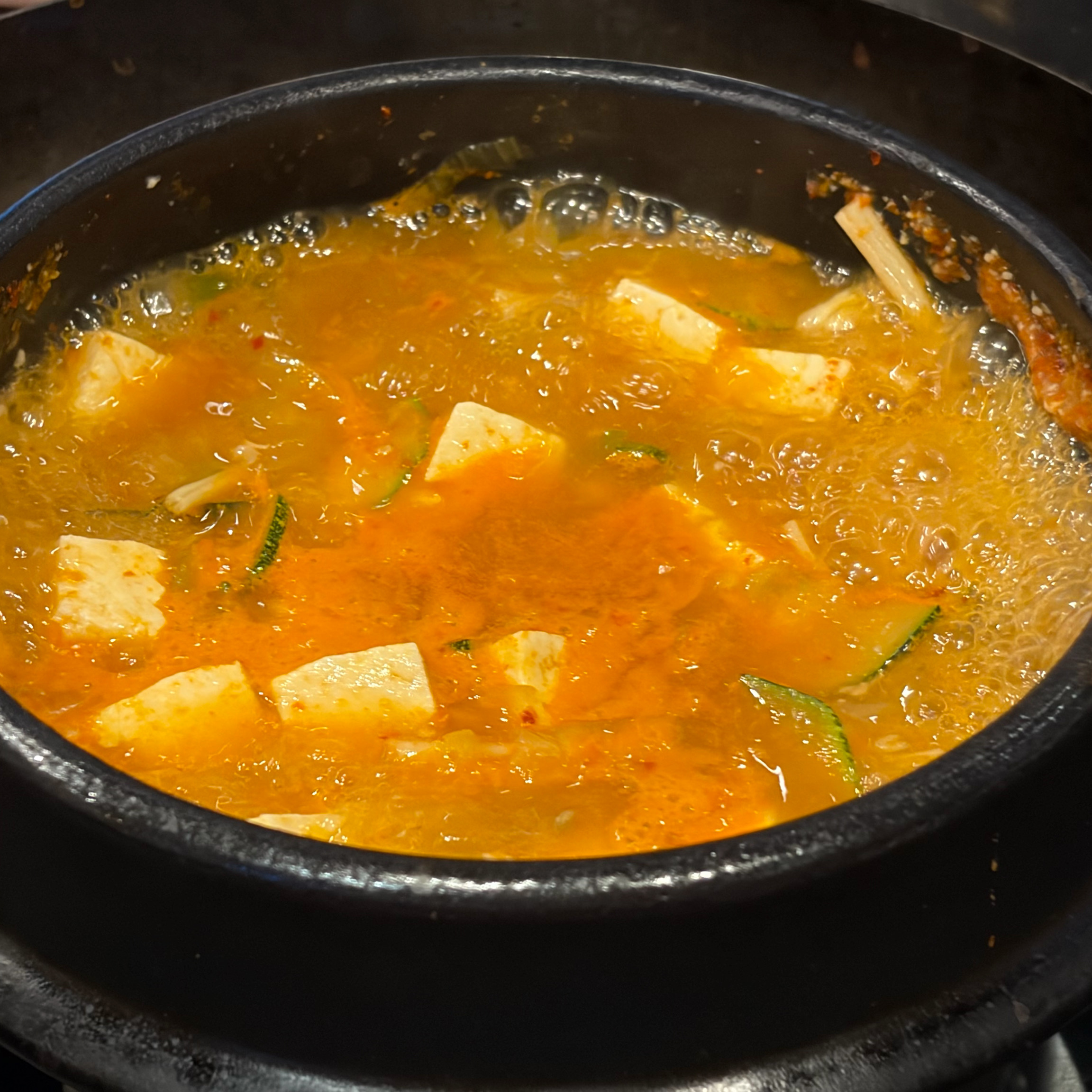 지글지글 끓고 있는 매콤한 된장찌개