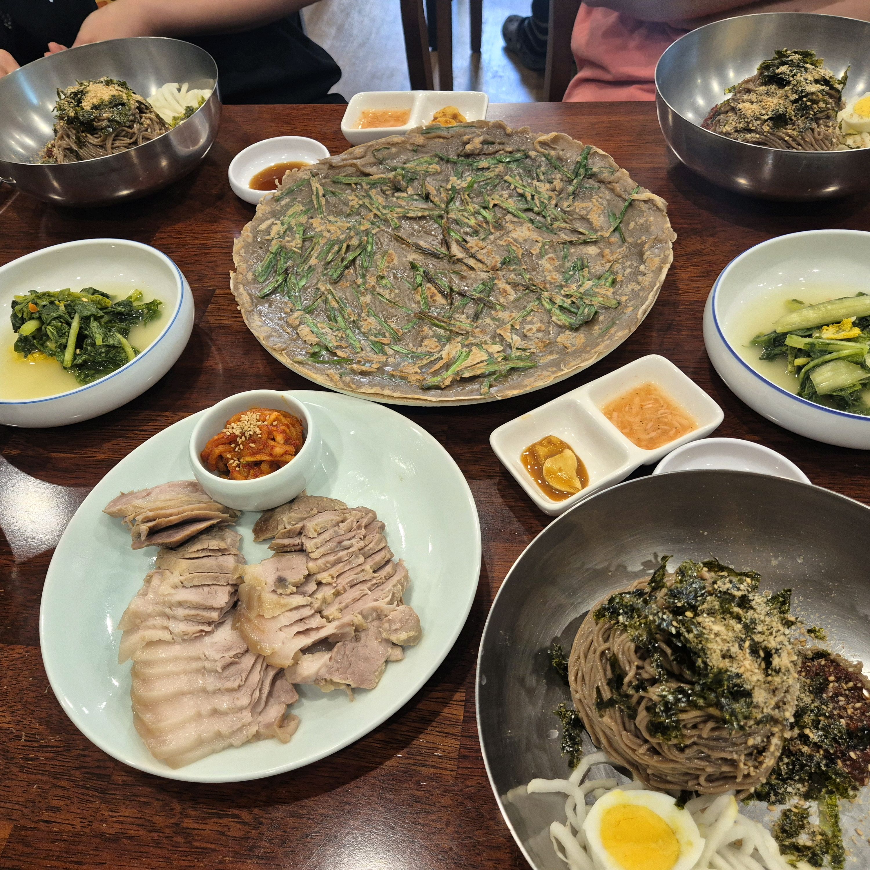 막국수 그릇과 국물