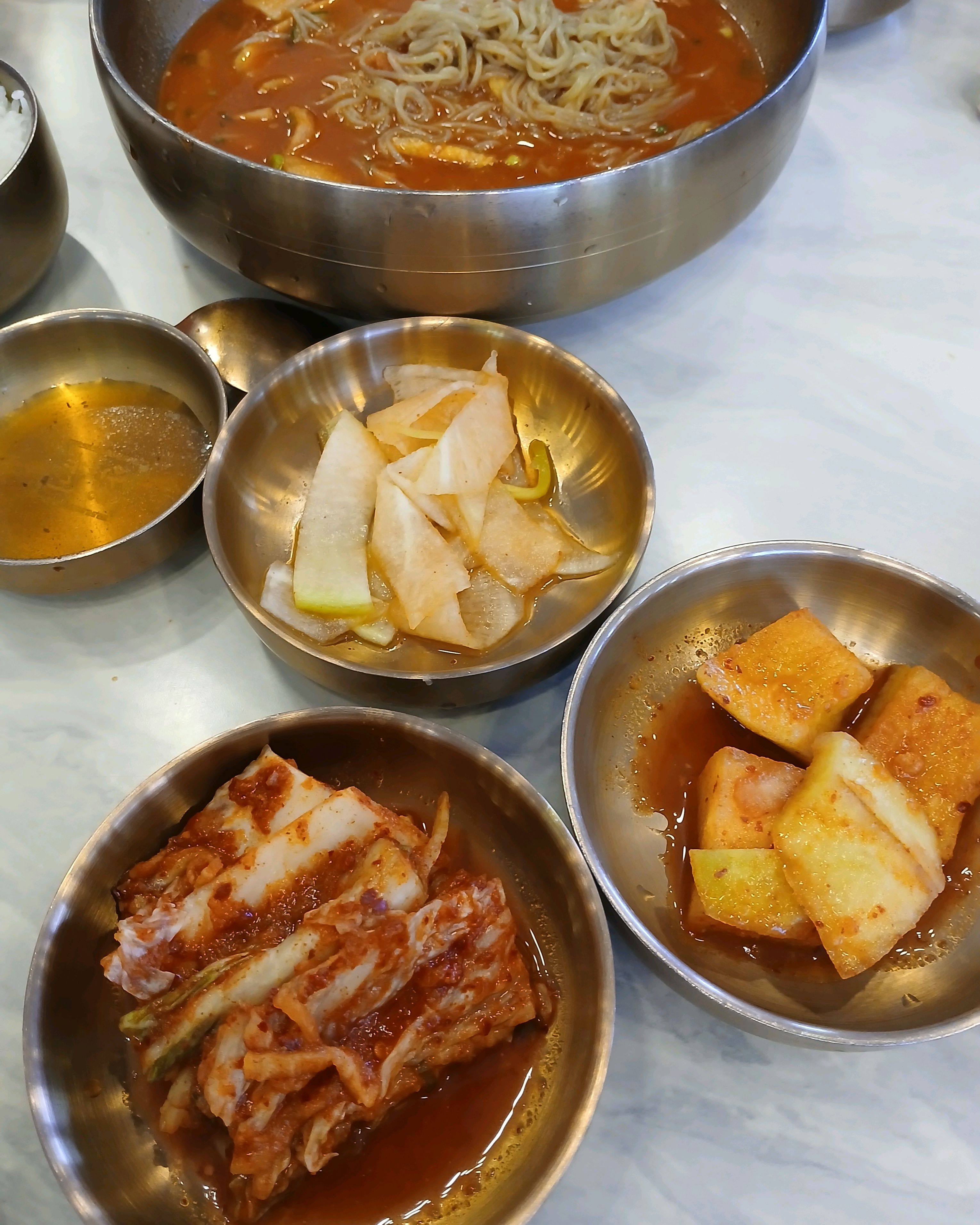 다양한 밑반찬과 함께 나온 음식들