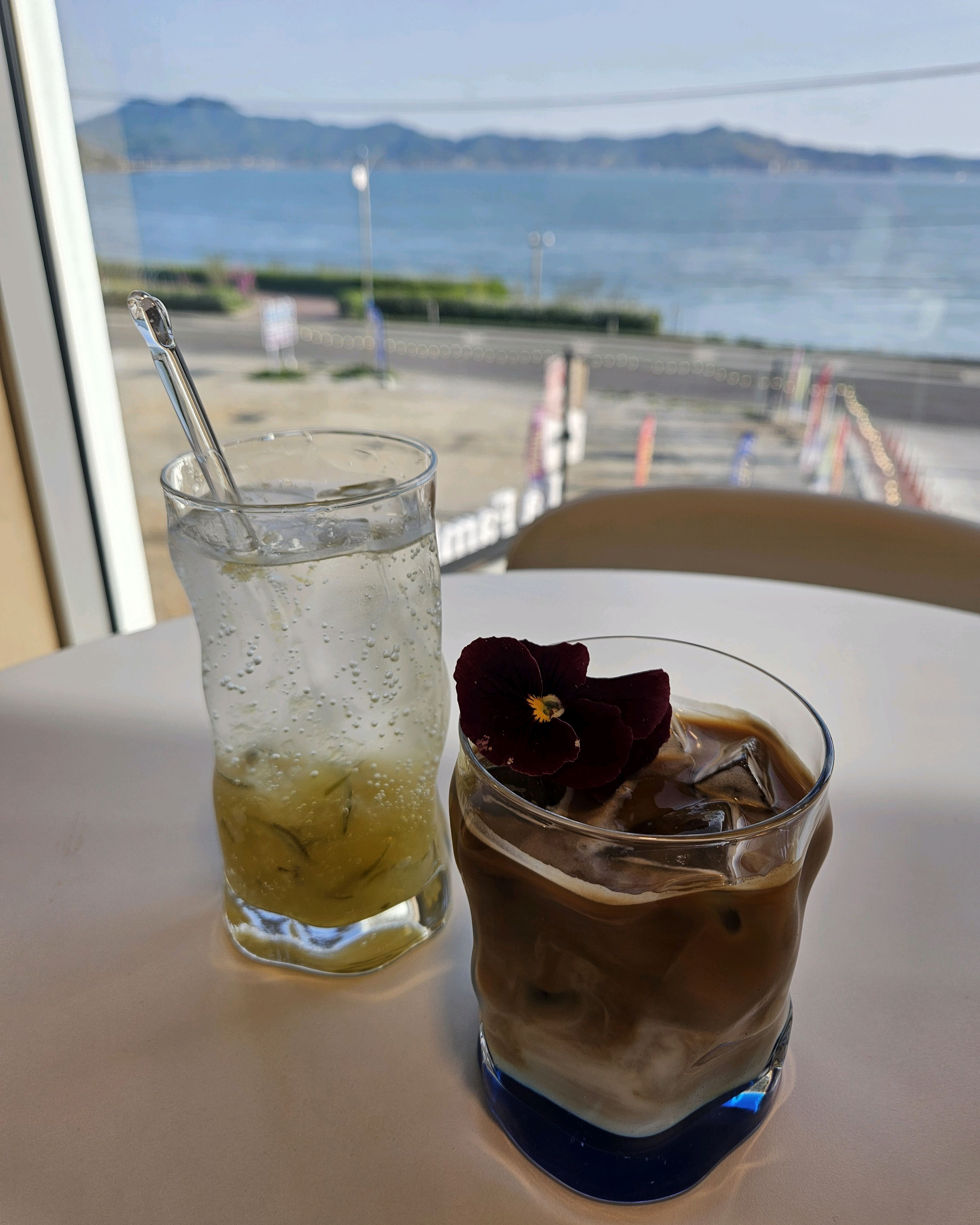 카페 창밖으로 보이는 바다 풍경